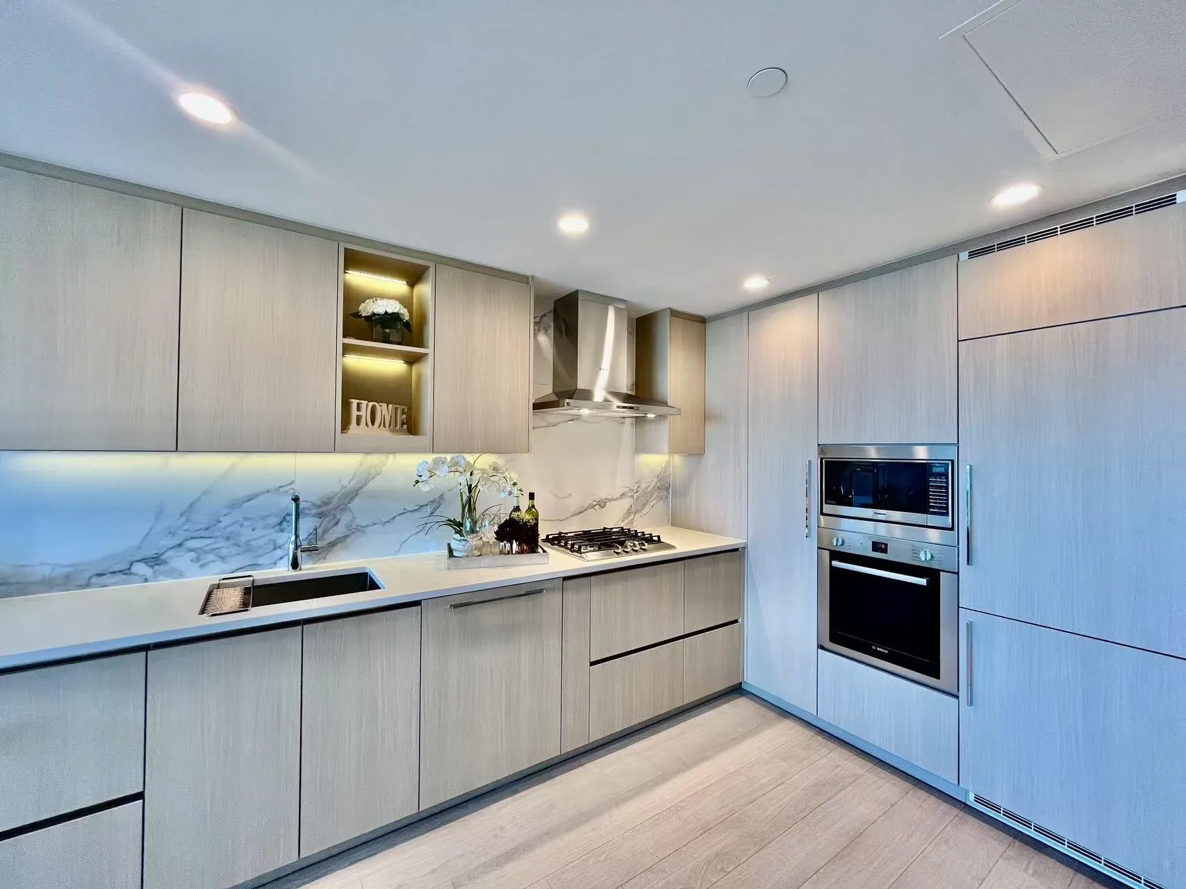 4708 4880 Lougheed Highway