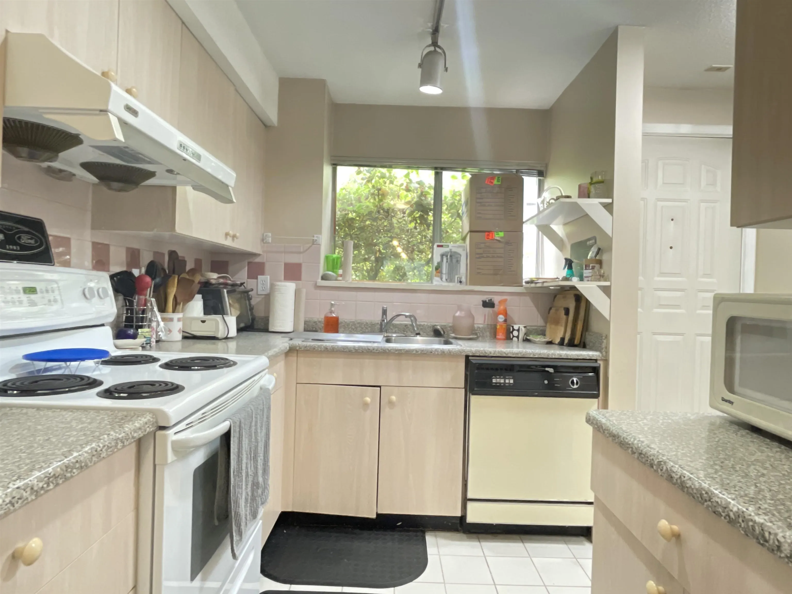 10x 3683 Wellington Avenue