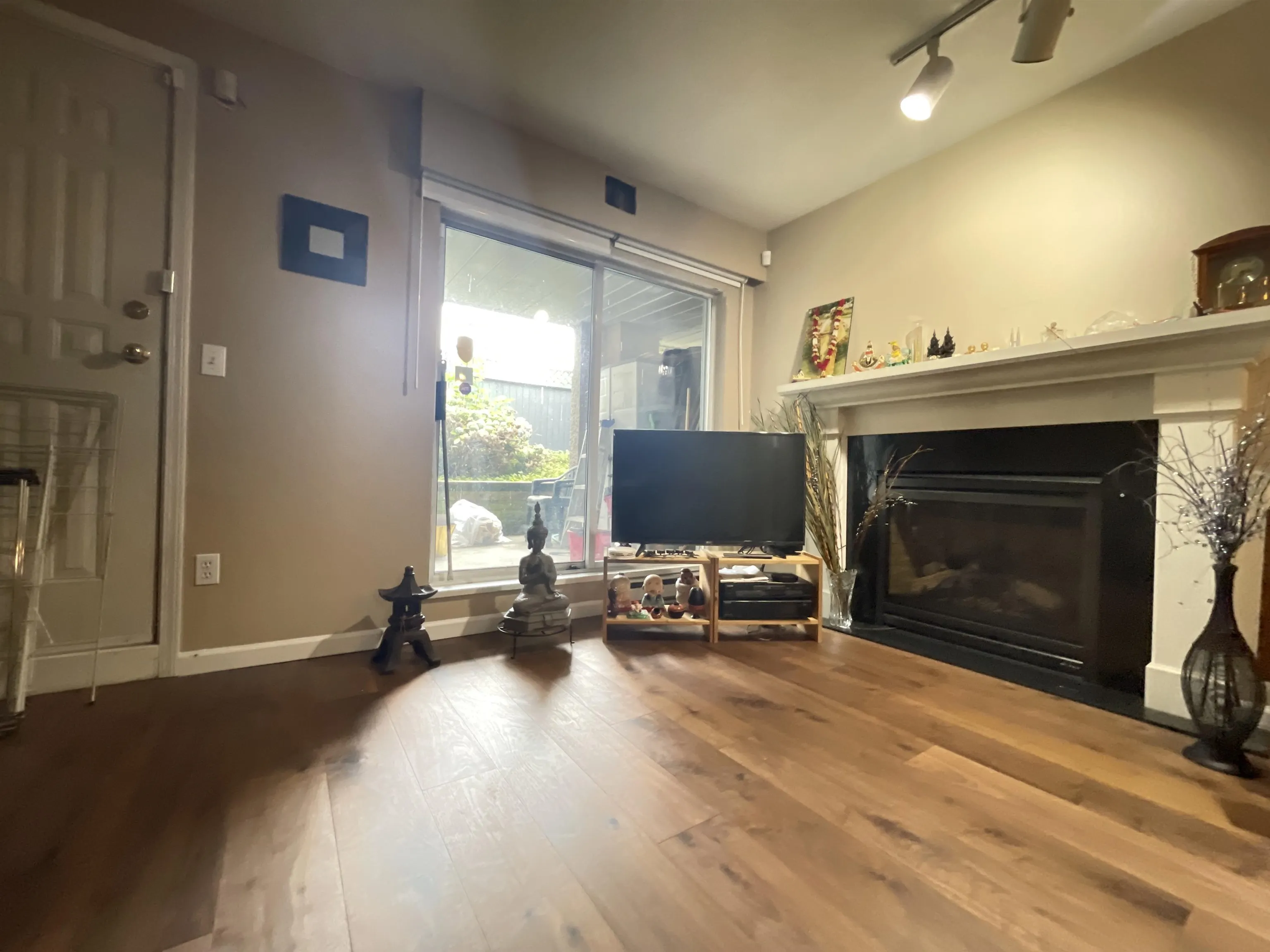 10x 3683 Wellington Avenue