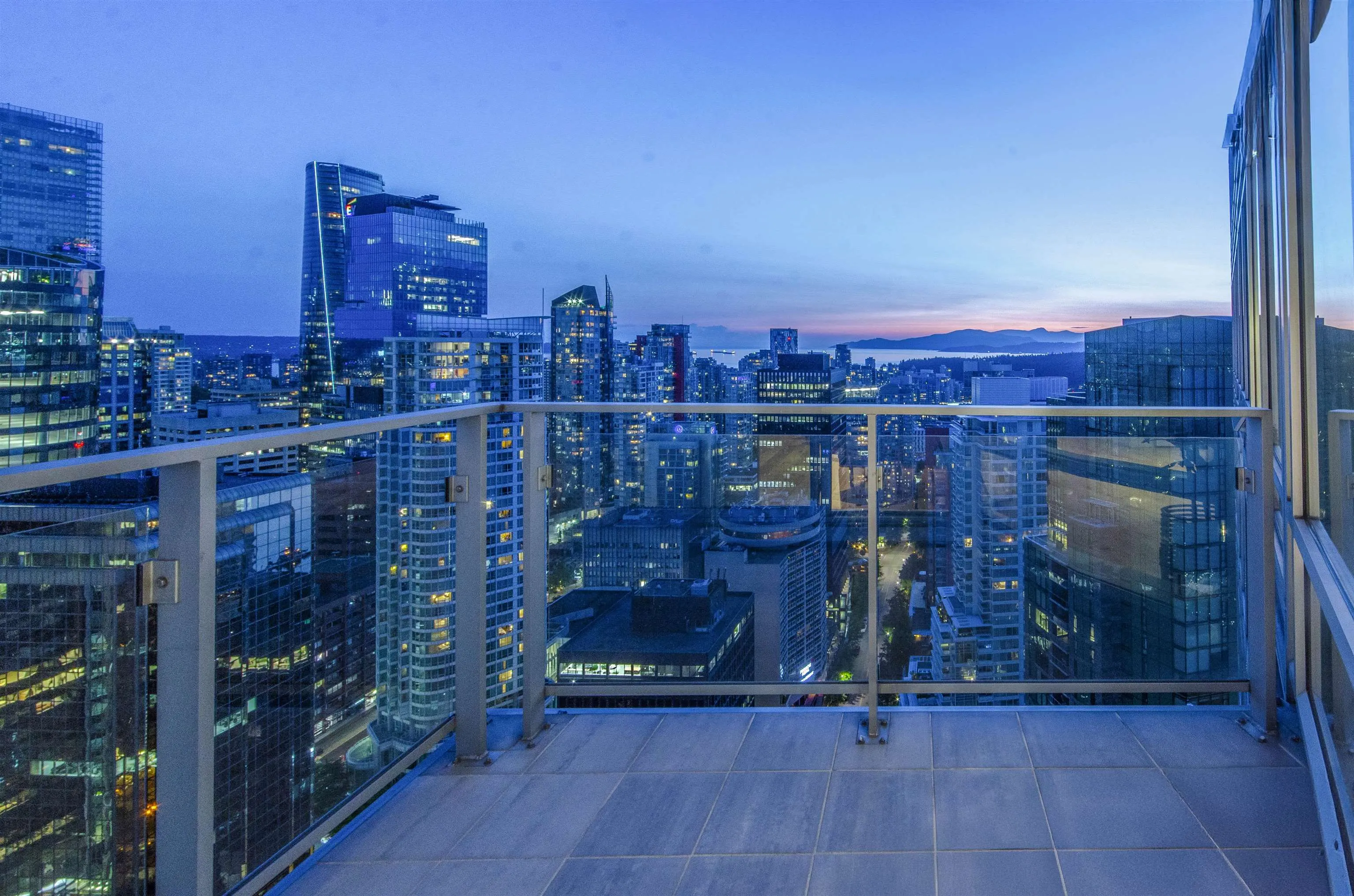 3405 1077 W Cordova Street