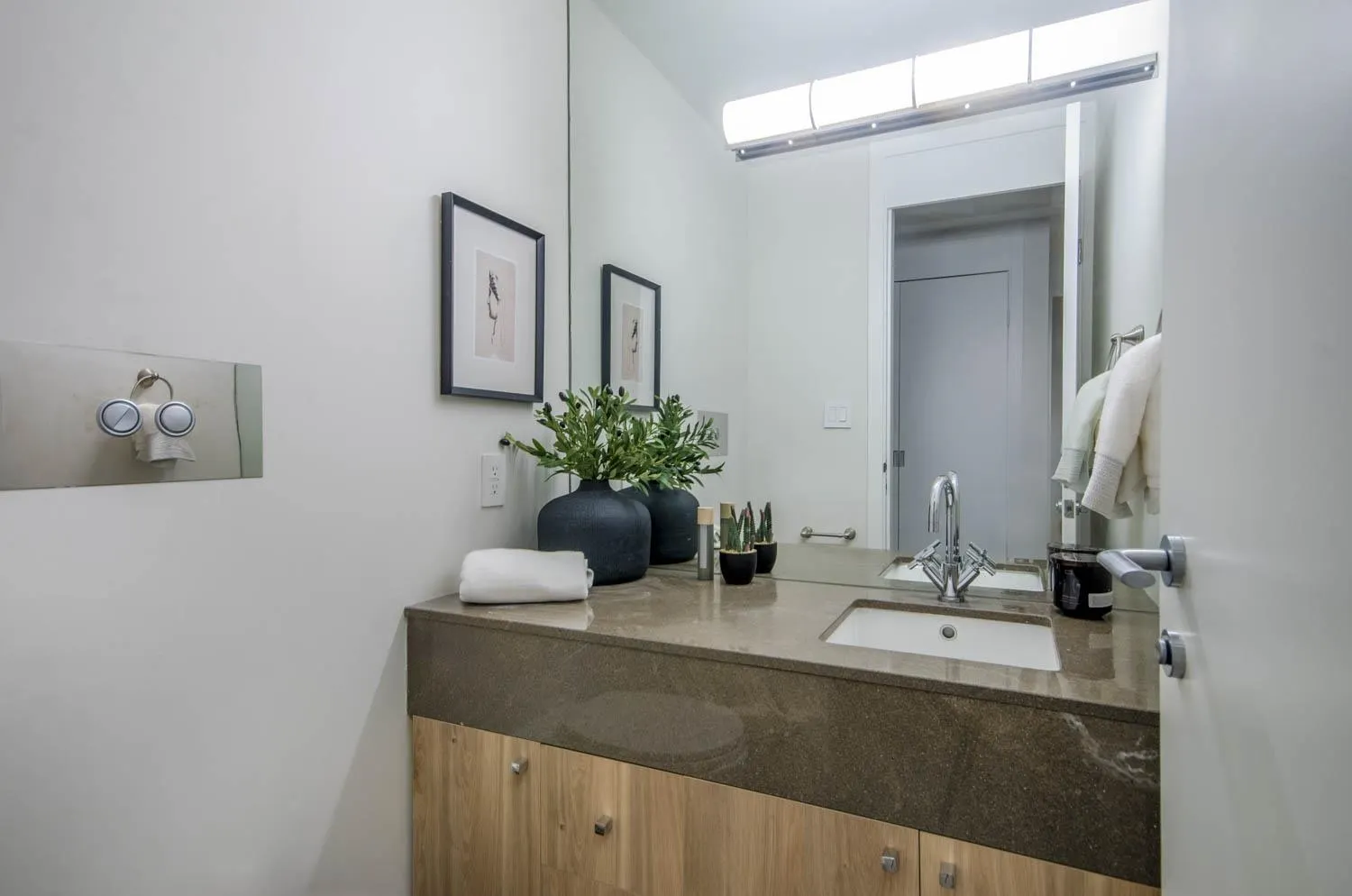 3405 1077 W Cordova Street