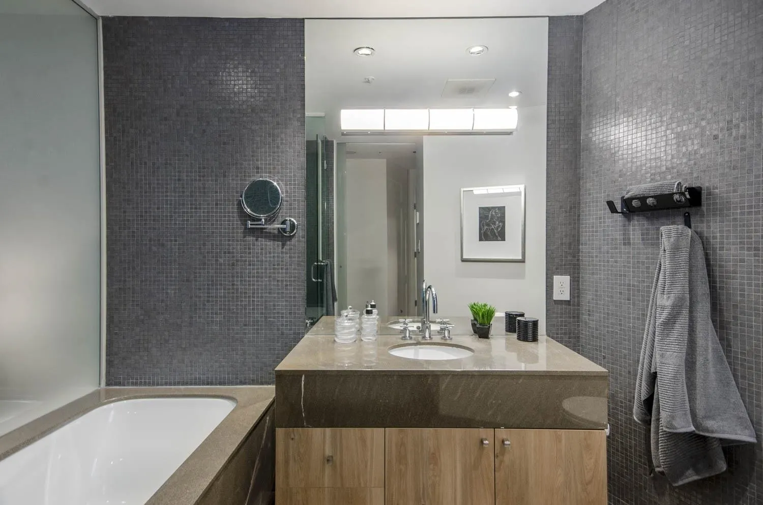 3405 1077 W Cordova Street