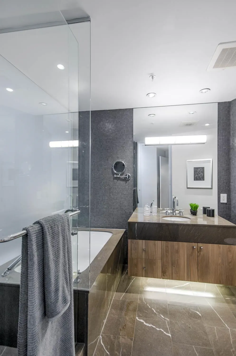 3405 1077 W Cordova Street