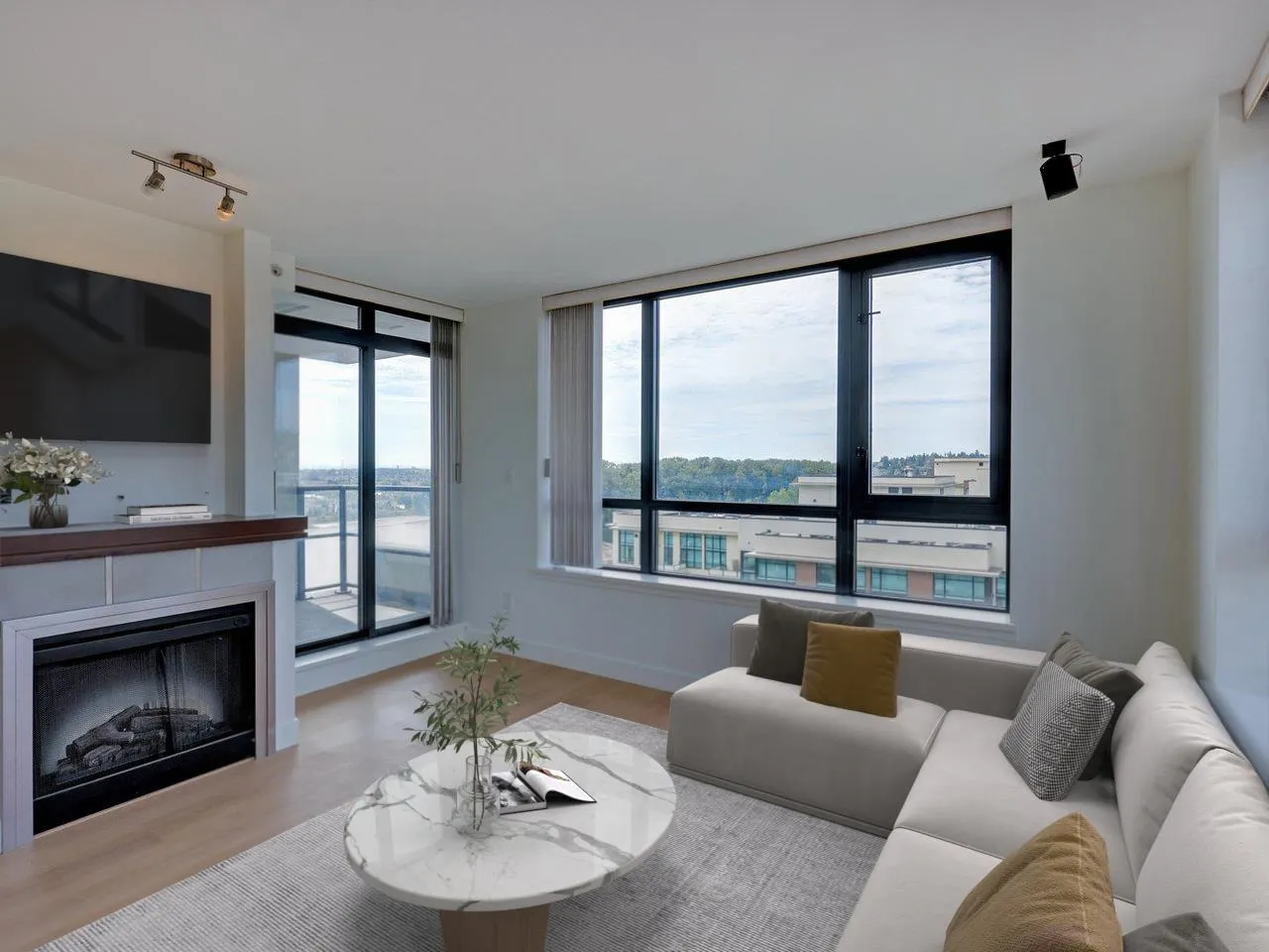 1607 1 Renaissance Square