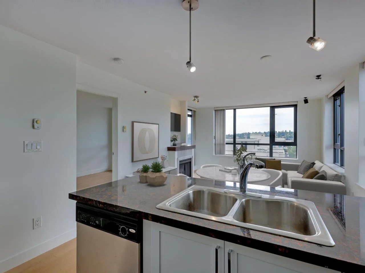 1607 1 Renaissance Square