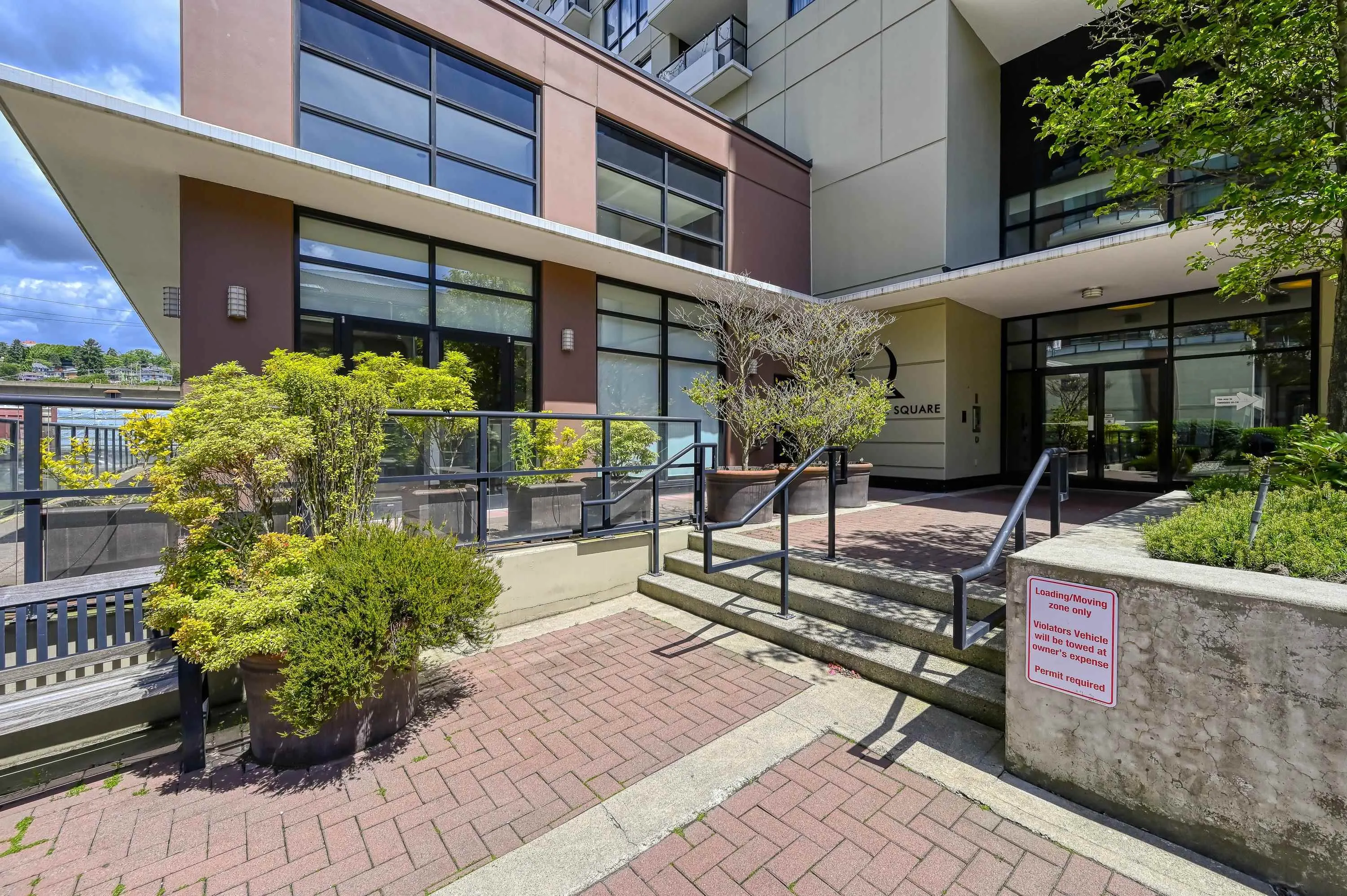 1607 1 Renaissance Square