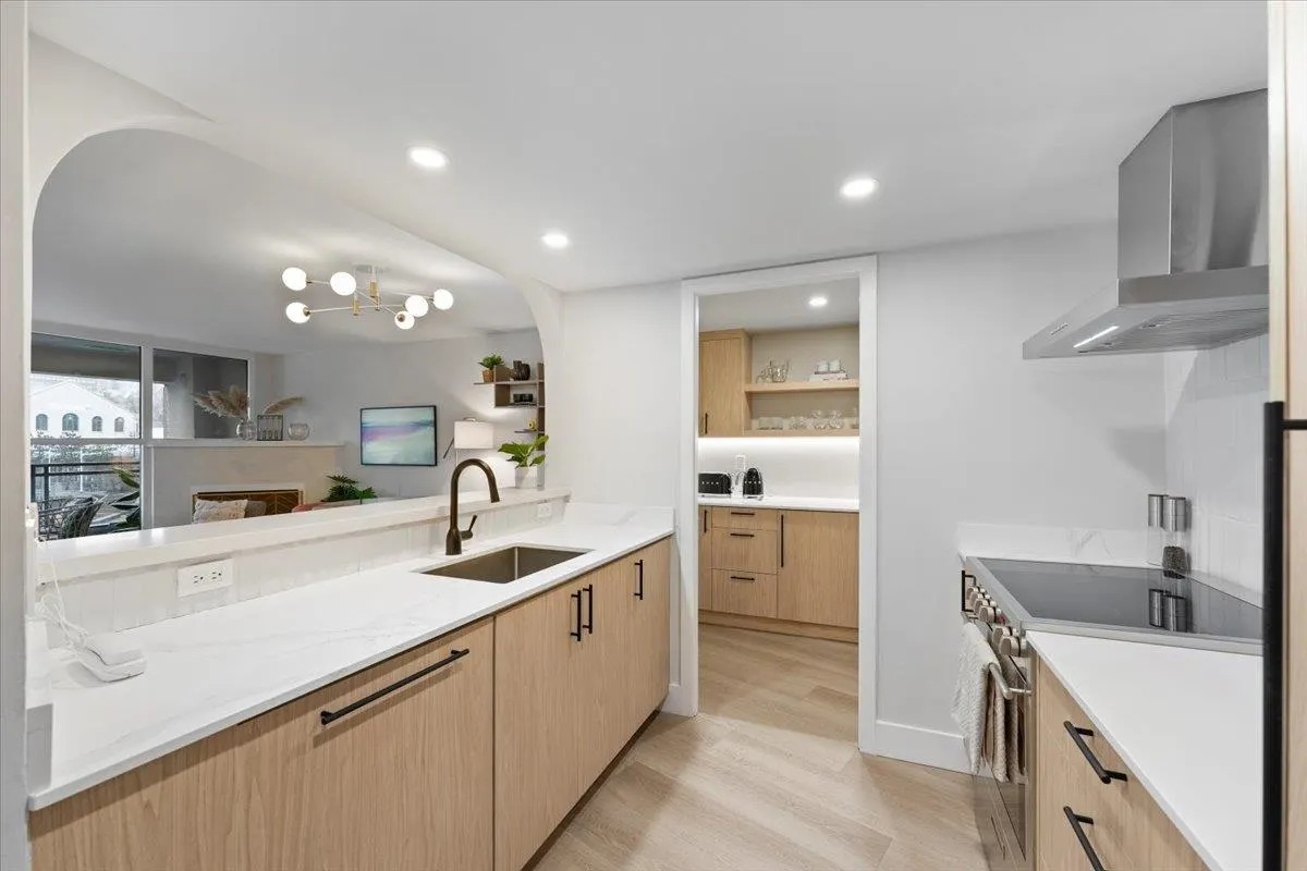 407 183 Keefer Place