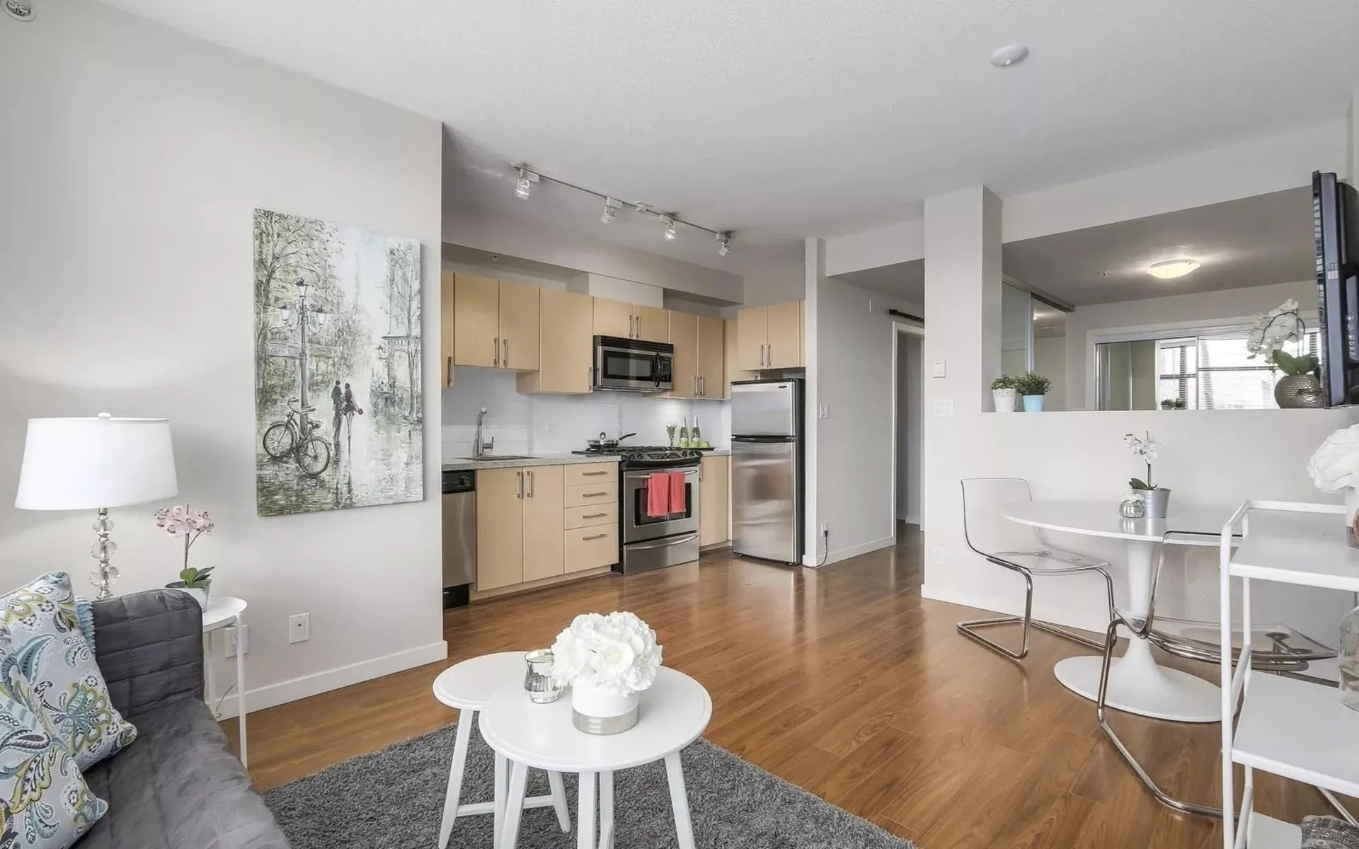 207 1068 W Broadwy