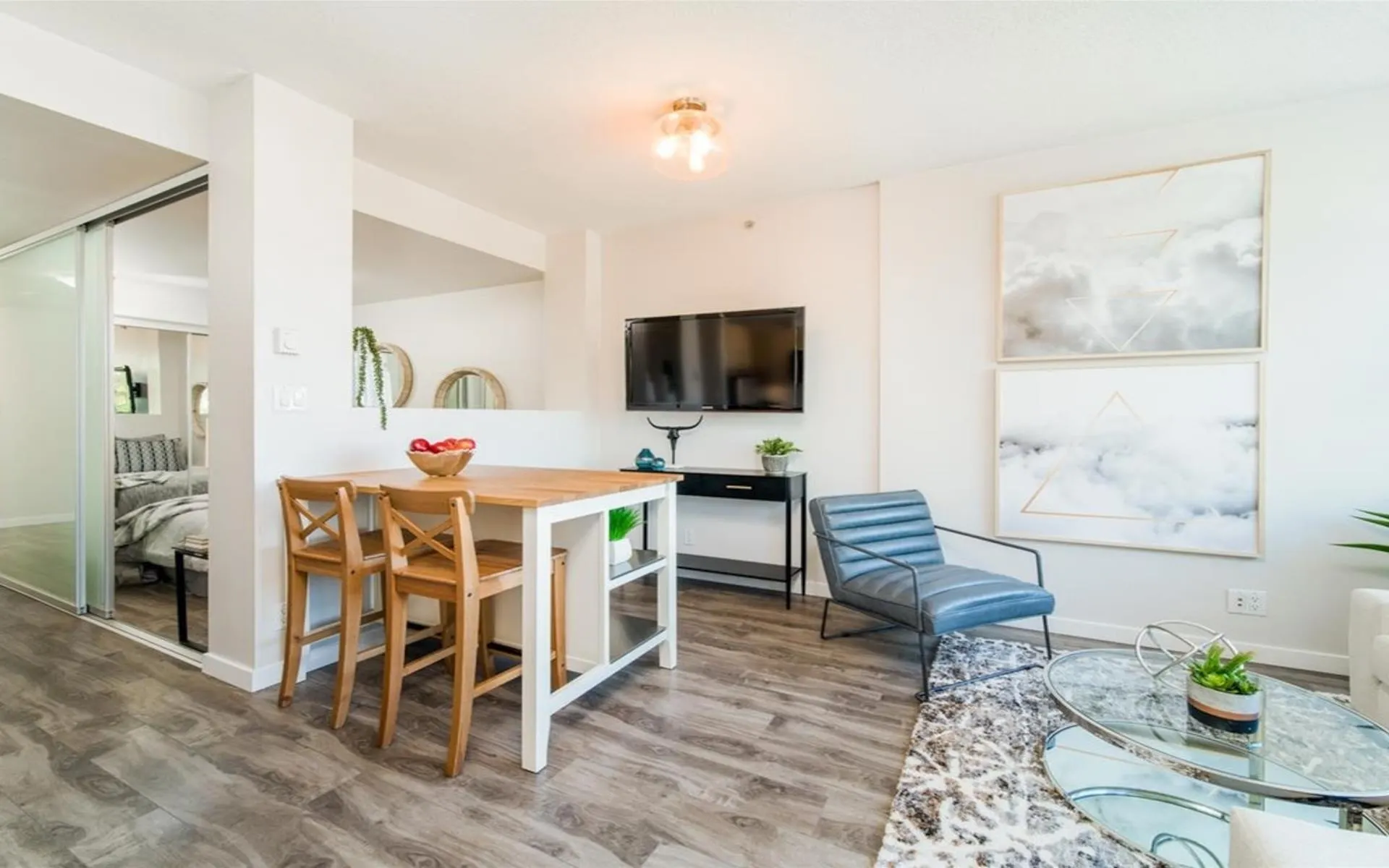 207 1068 W Broadwy