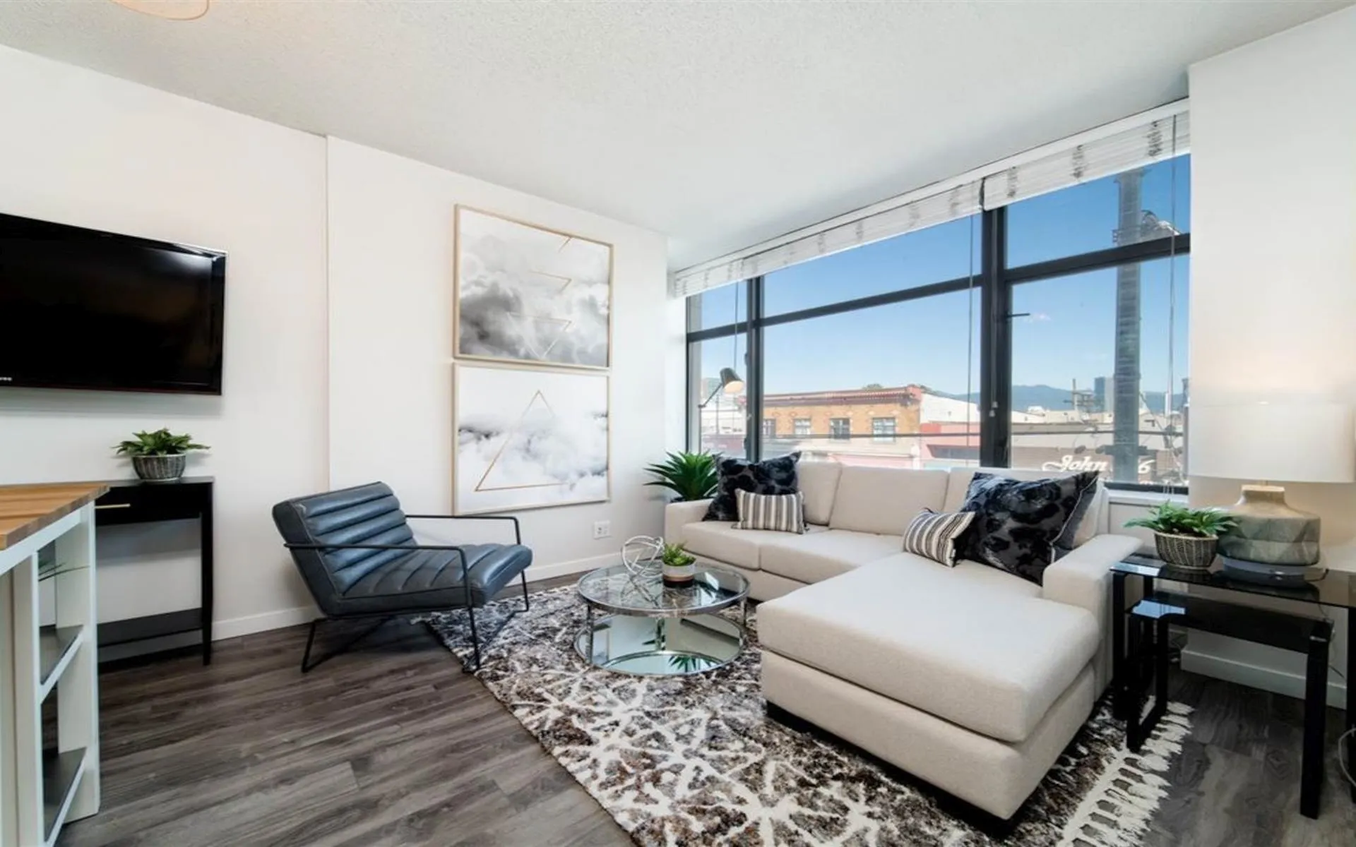 207 1068 W Broadwy