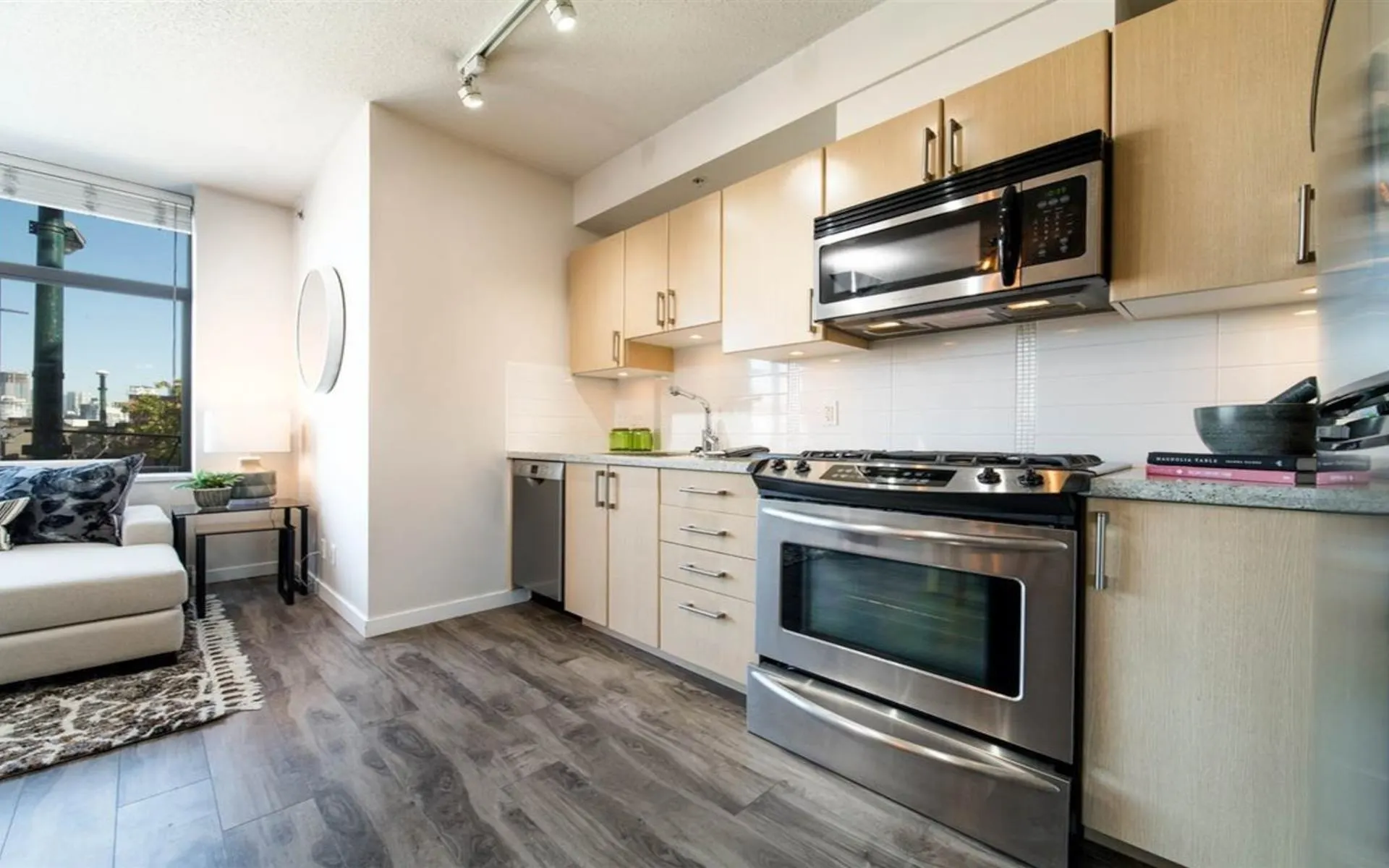 207 1068 W Broadwy