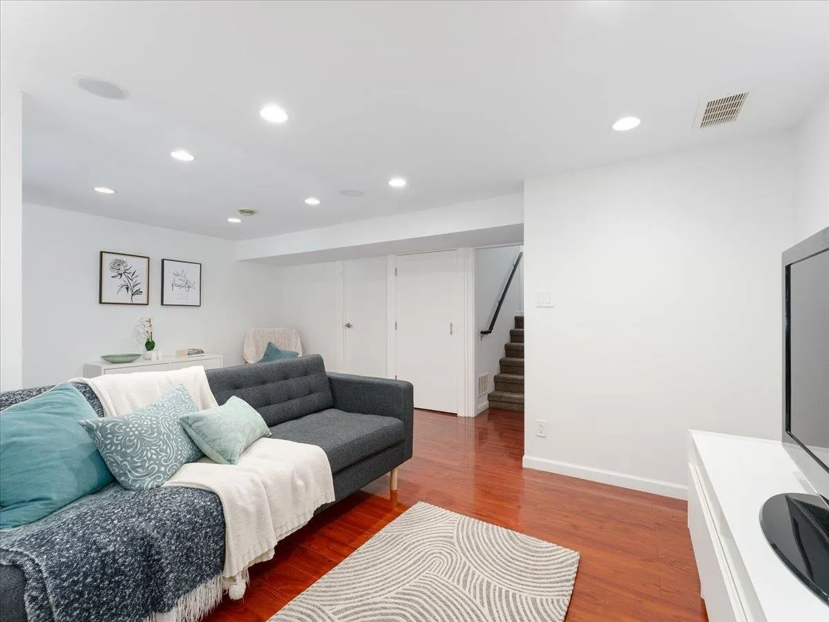 402 Cardiff Way