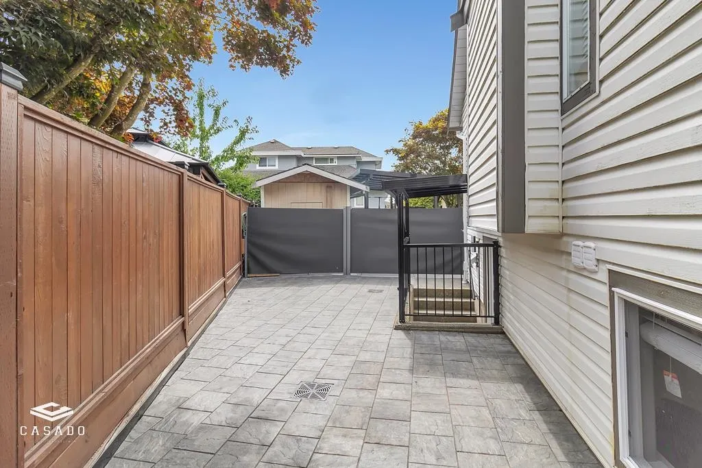 1225 Royal Court