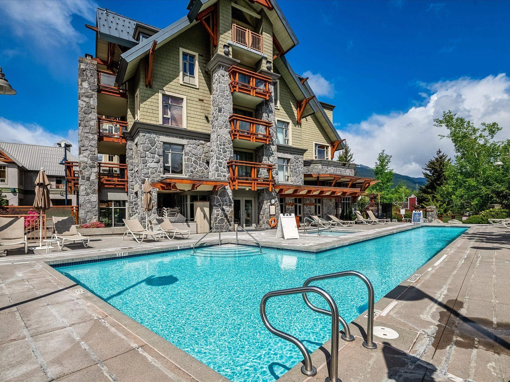 4417 4299 Blackcomb Way