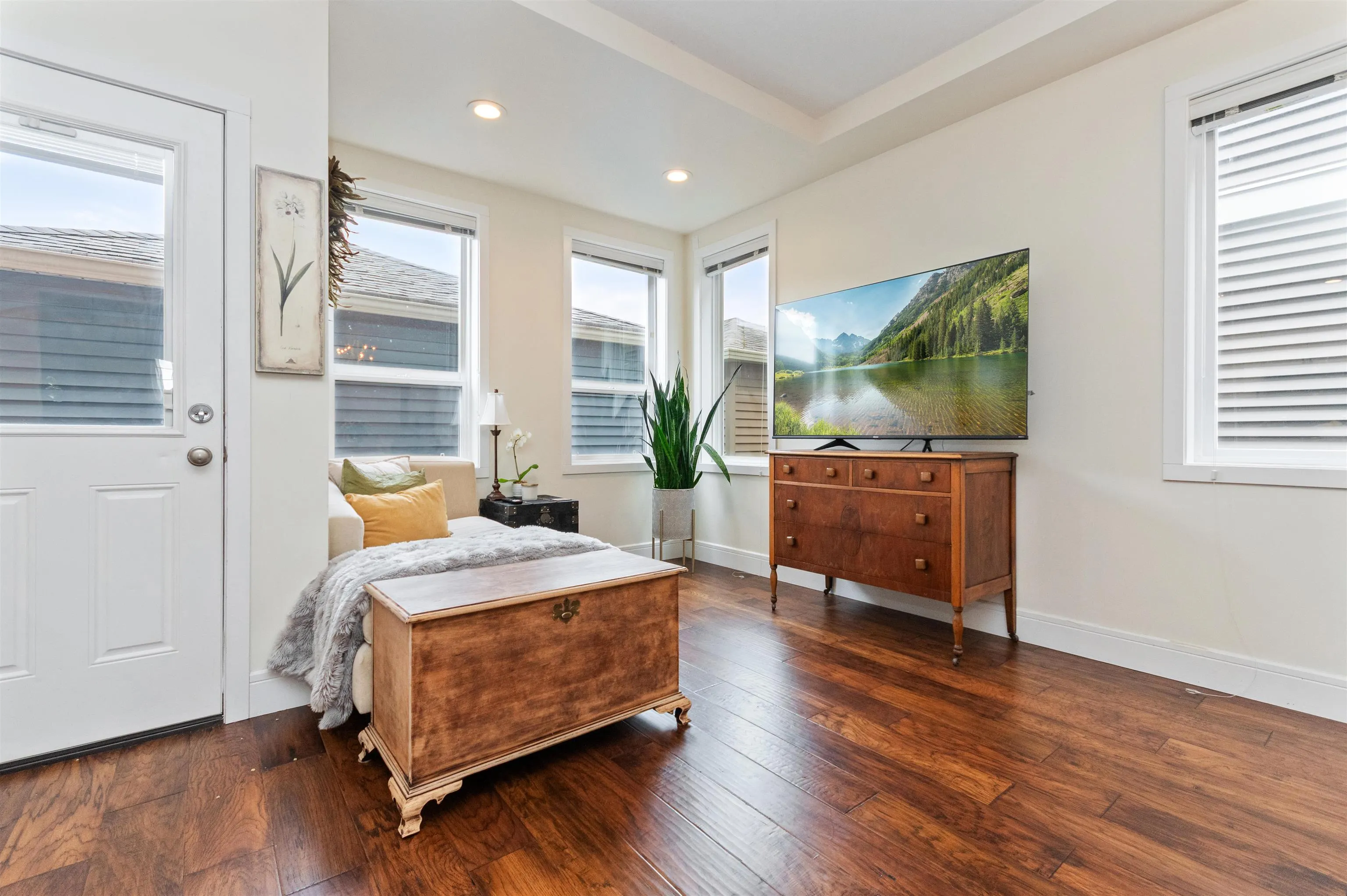 1516 Mackay Crescent