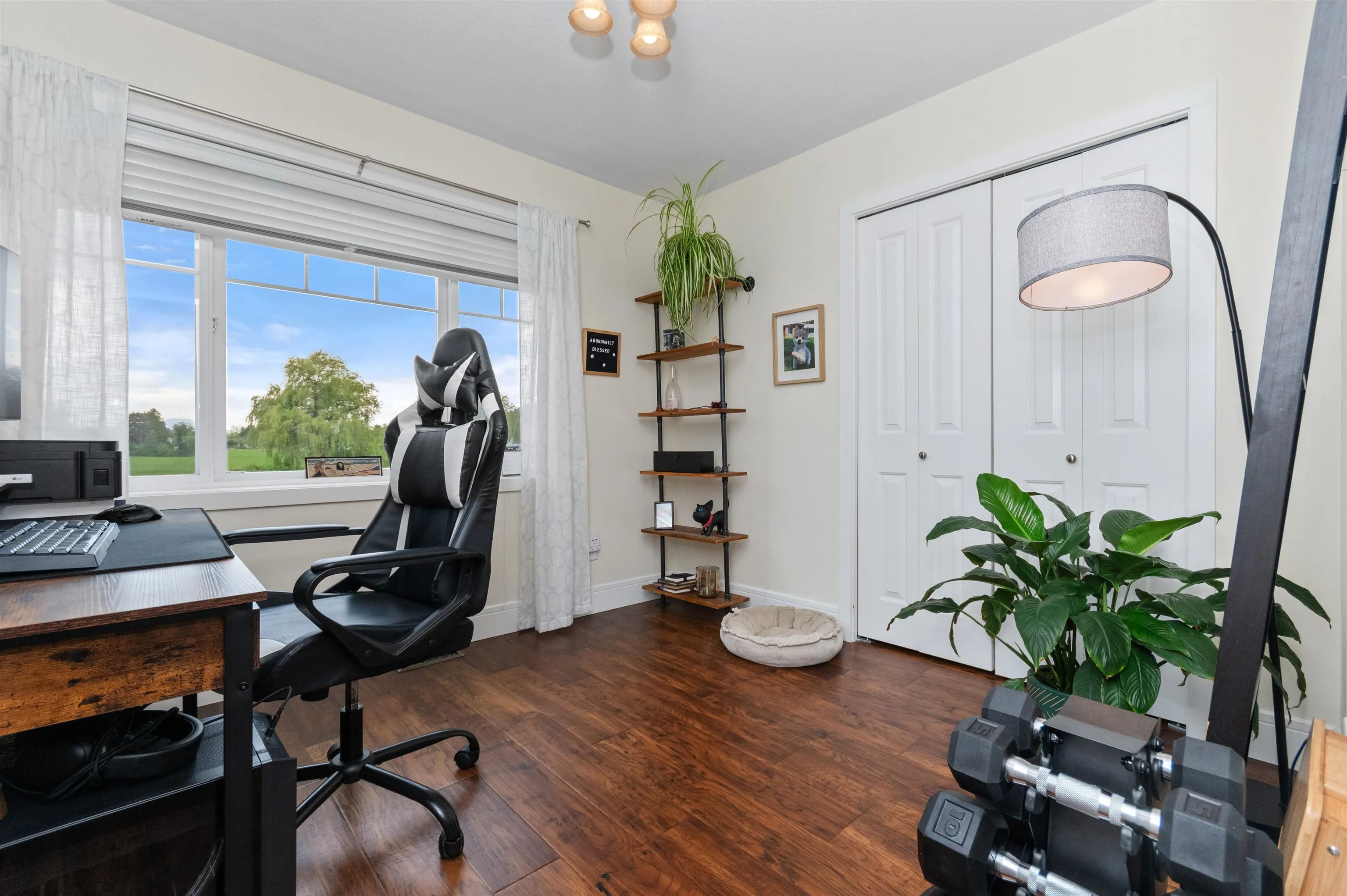 1516 Mackay Crescent