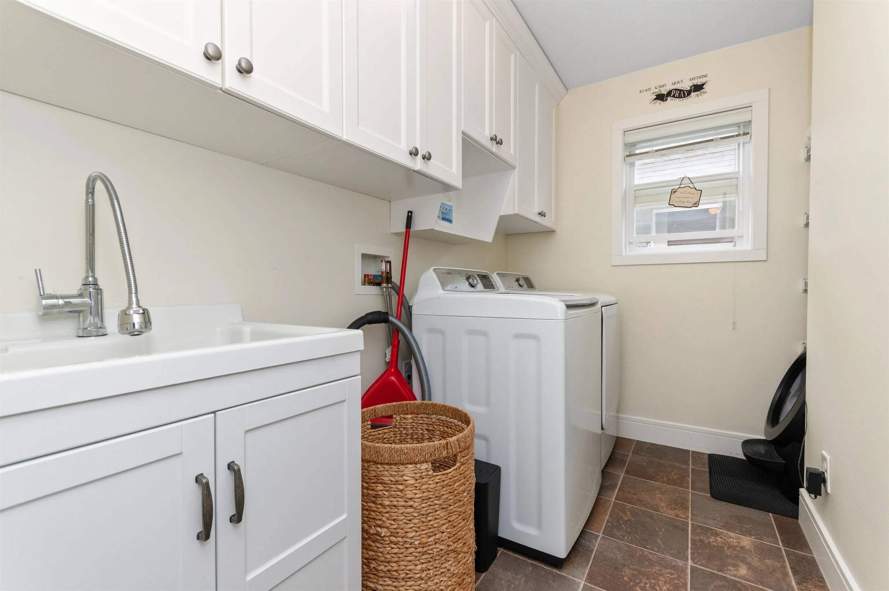 1516 Mackay Crescent