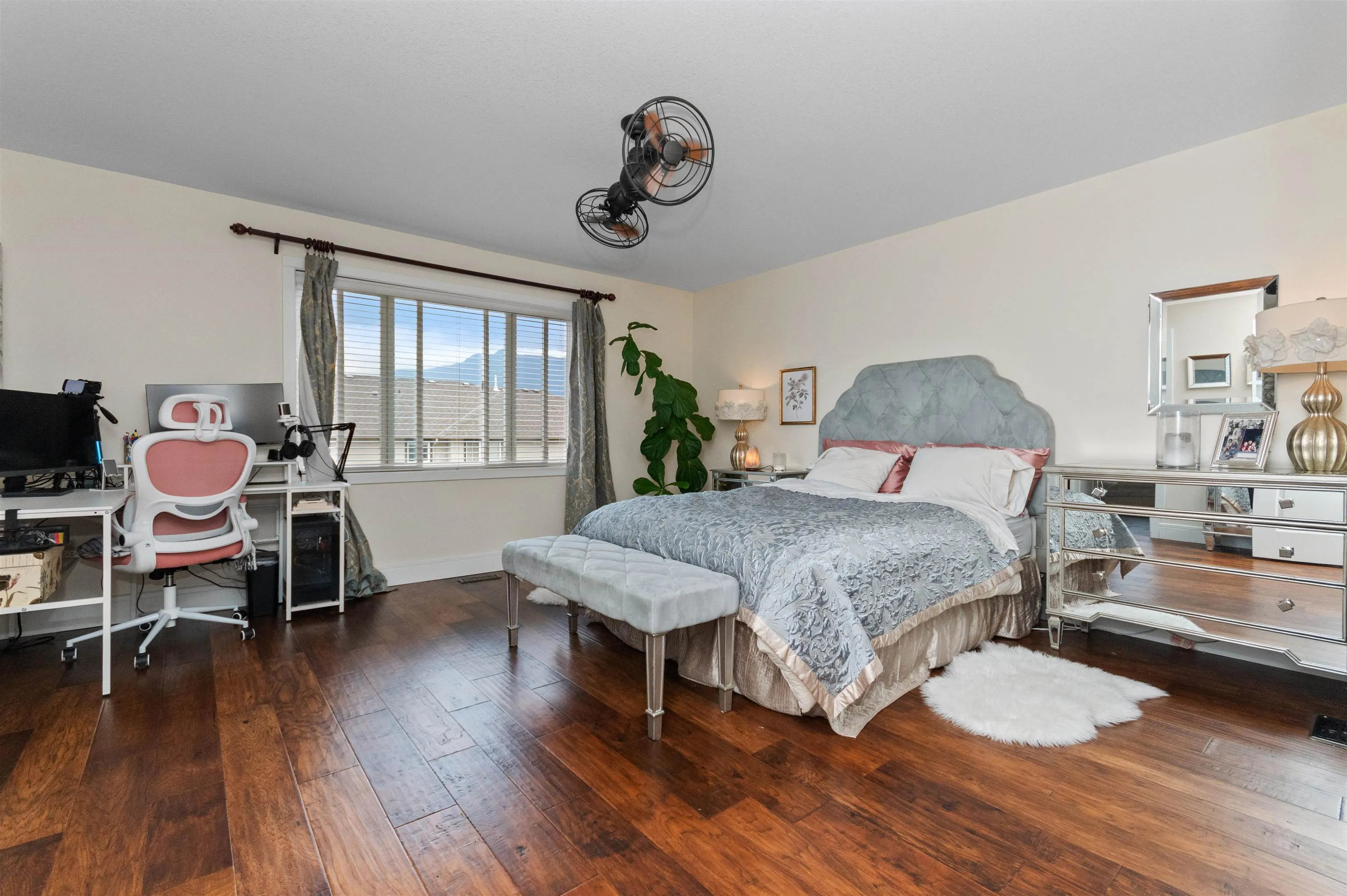 1516 Mackay Crescent