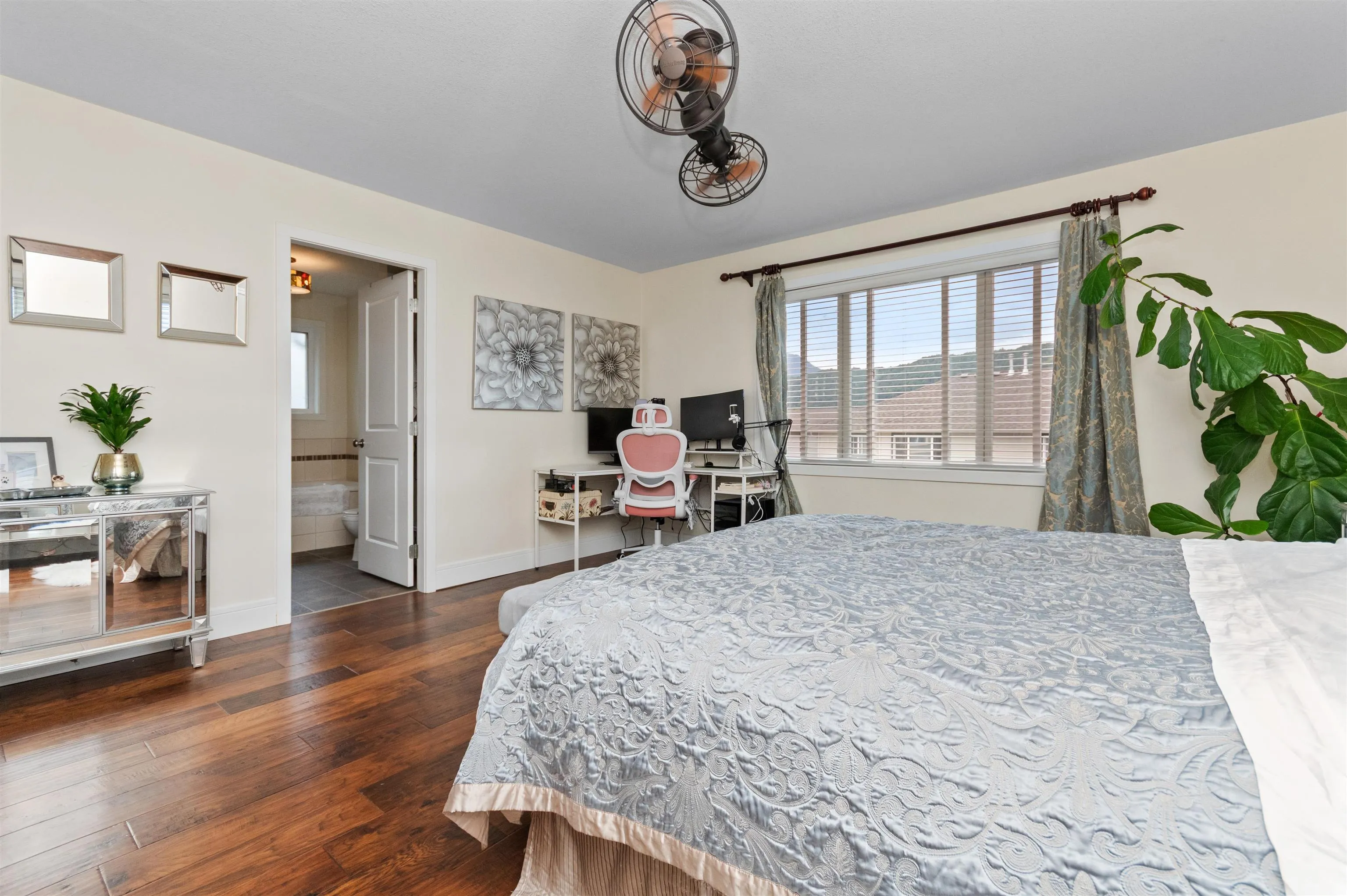 1516 Mackay Crescent