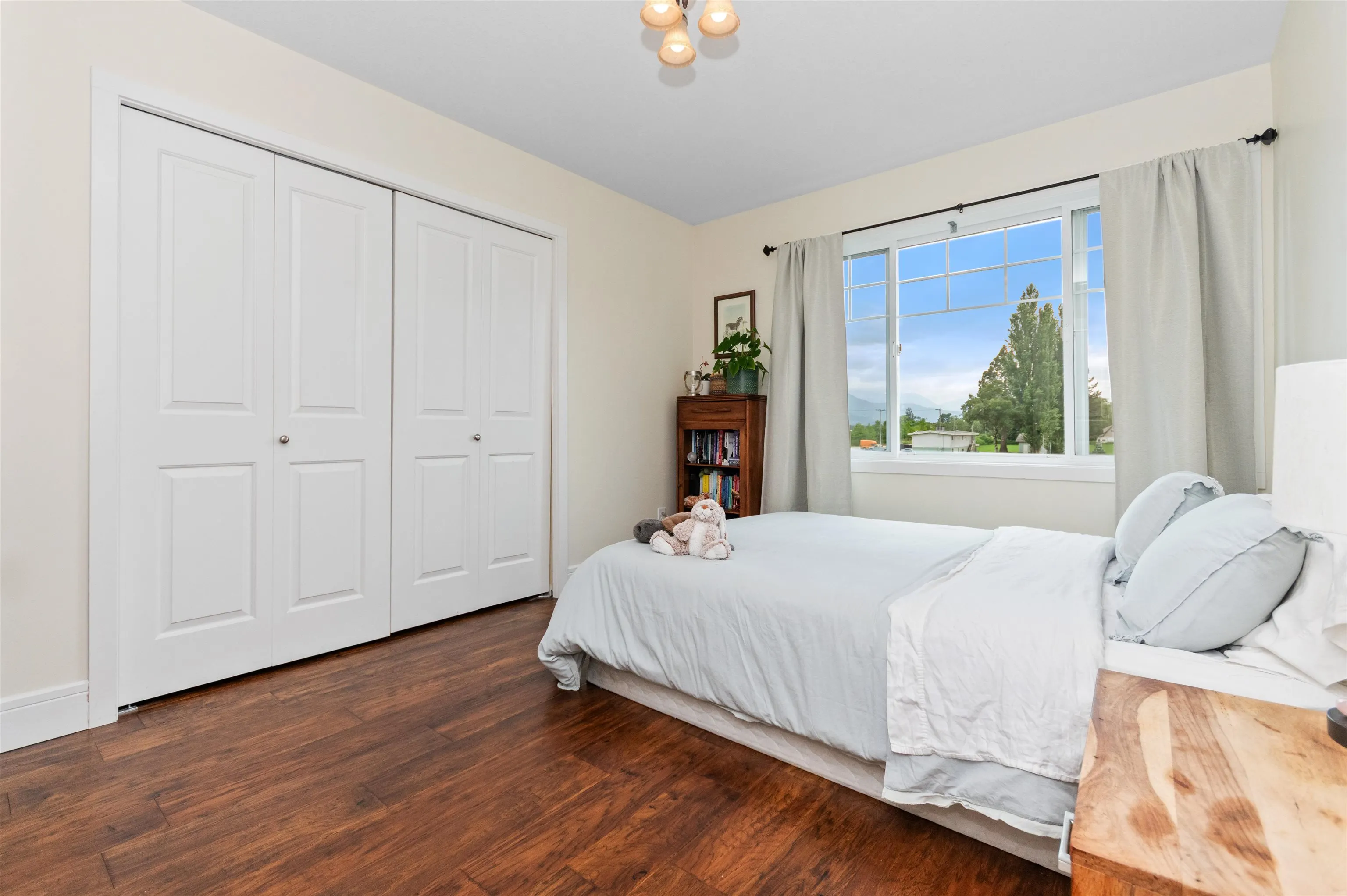 1516 Mackay Crescent