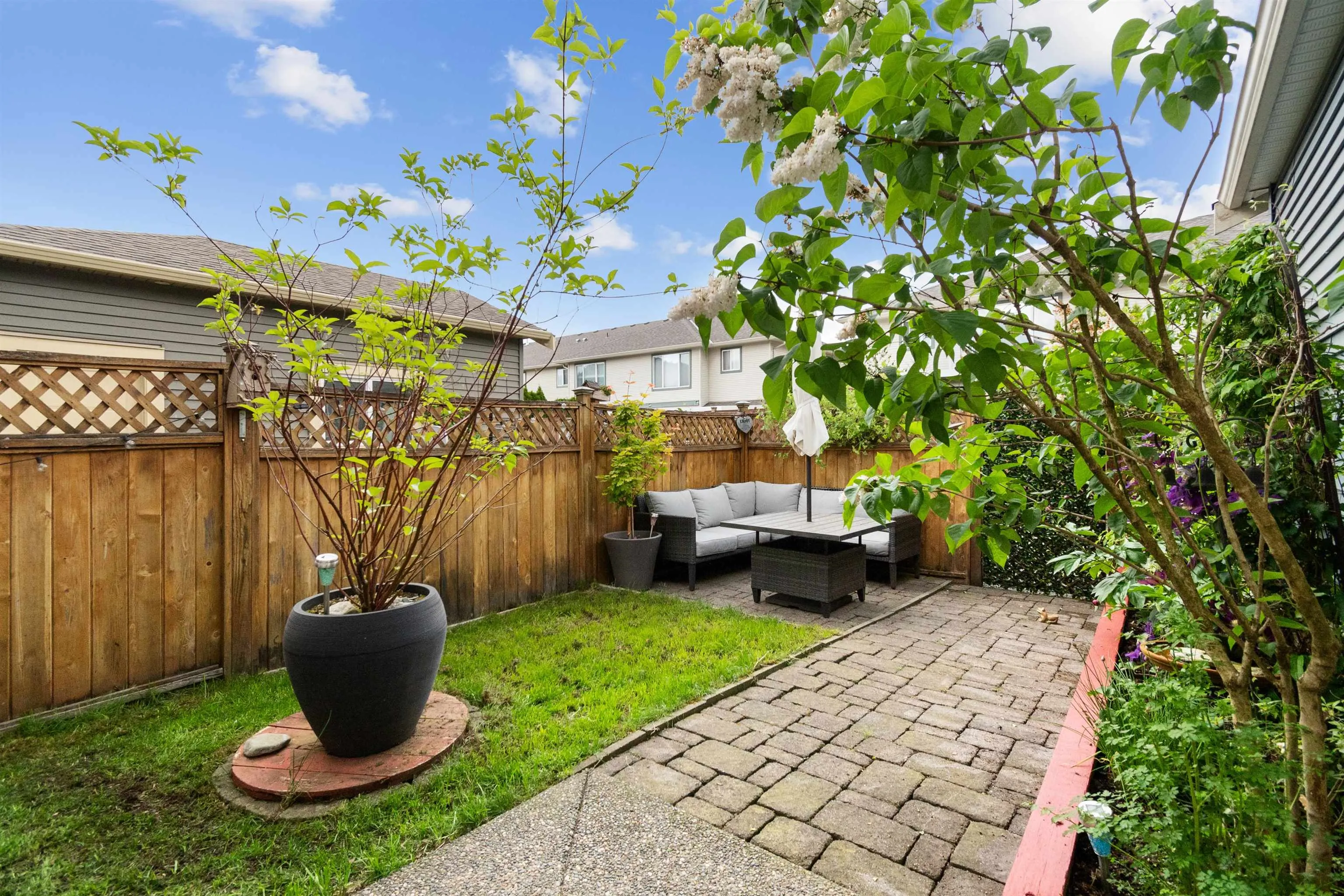 1516 Mackay Crescent