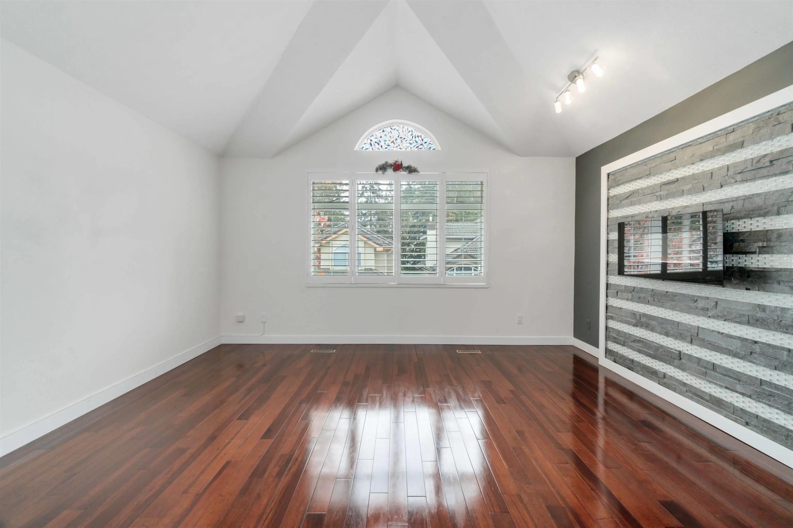 1633 Plateau Crescent