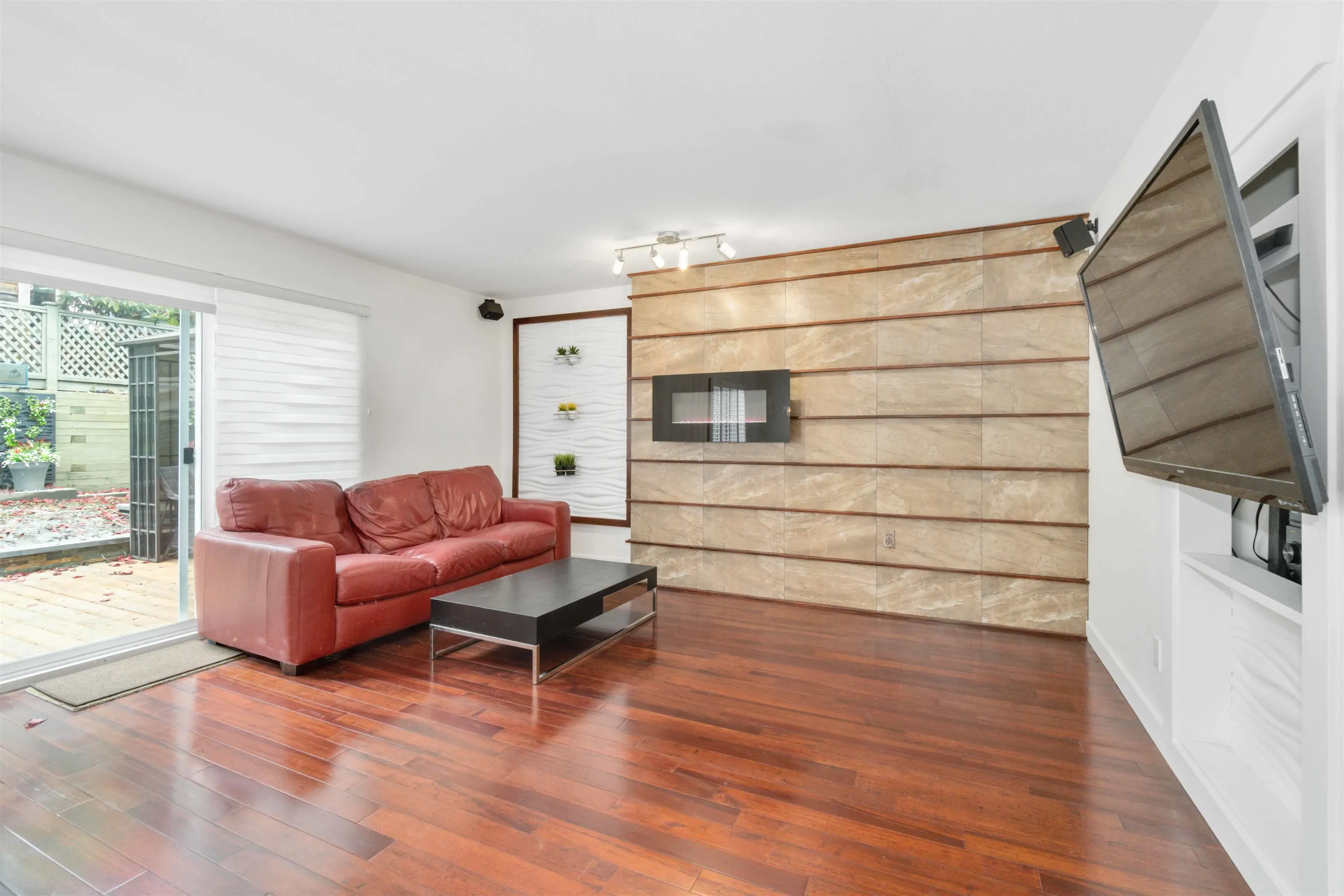 1633 Plateau Crescent
