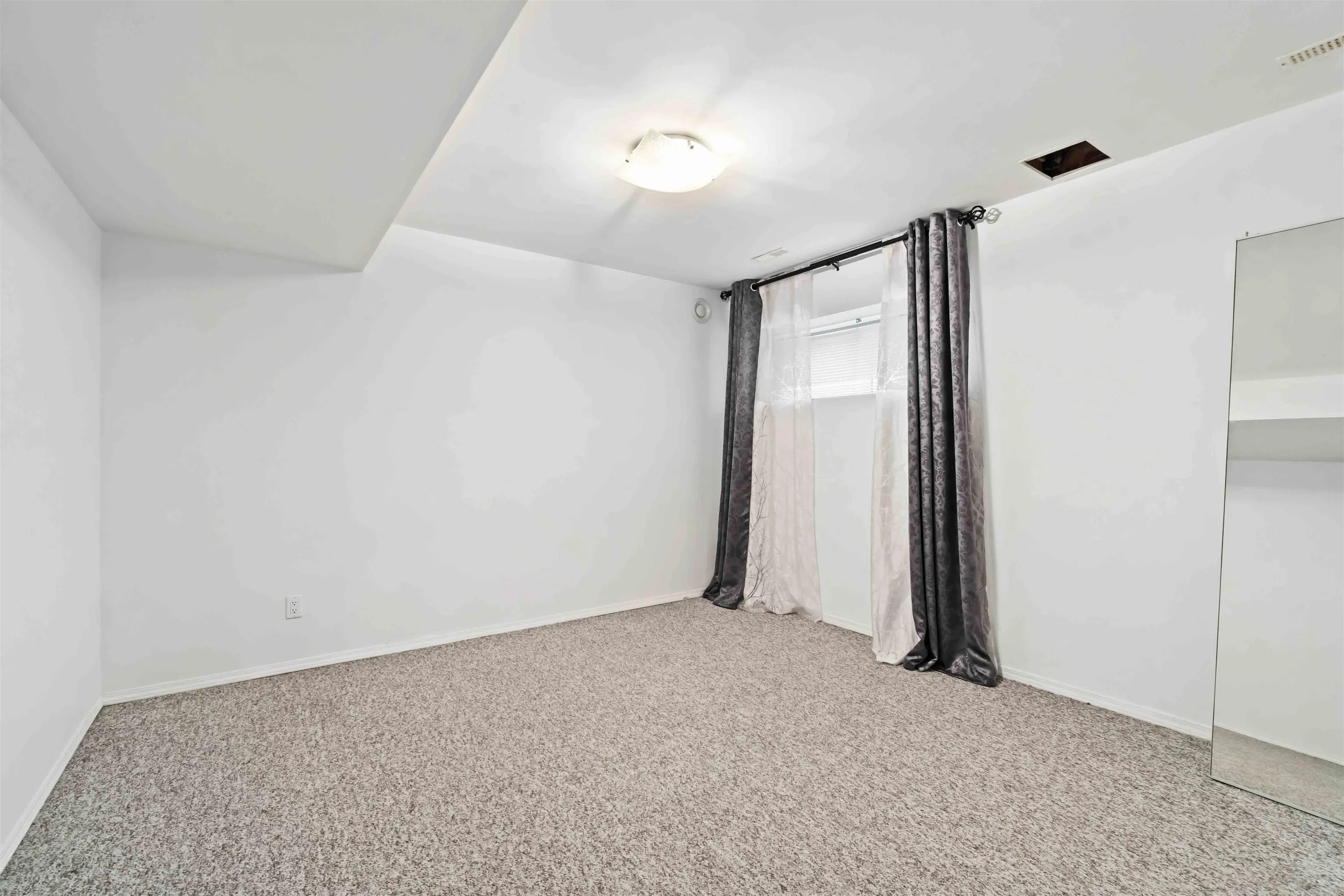 1633 Plateau Crescent
