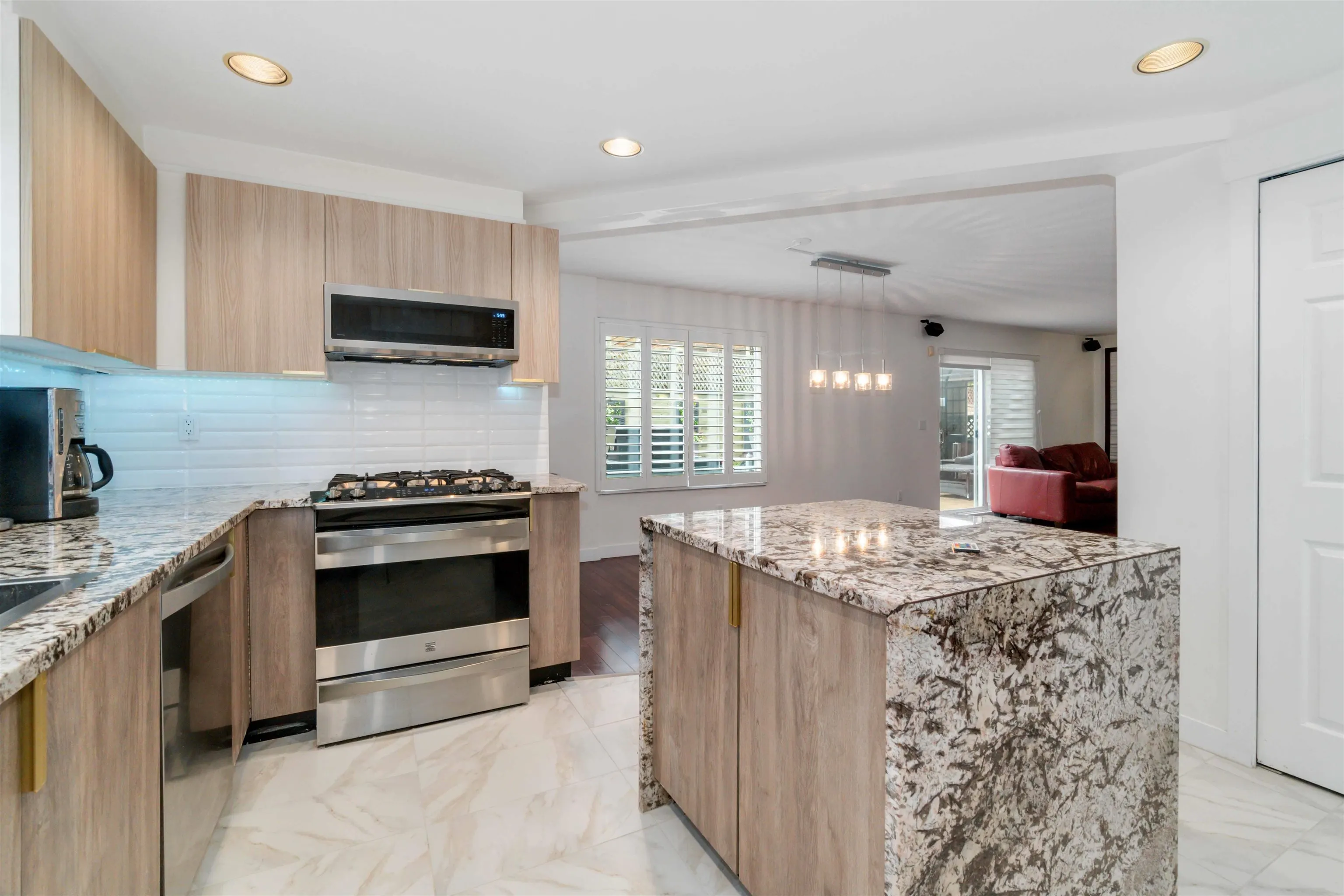 1633 Plateau Crescent