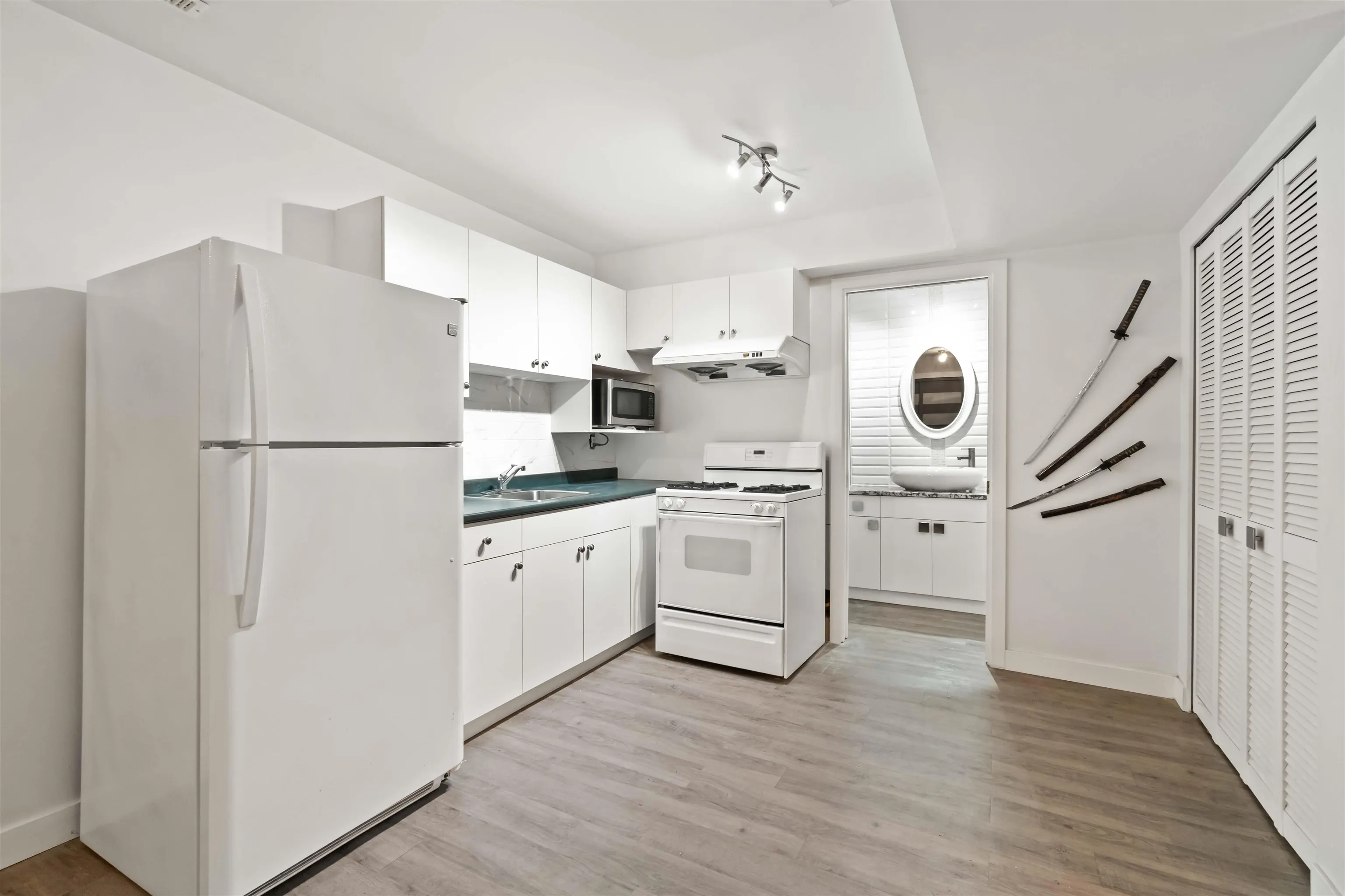 1633 Plateau Crescent