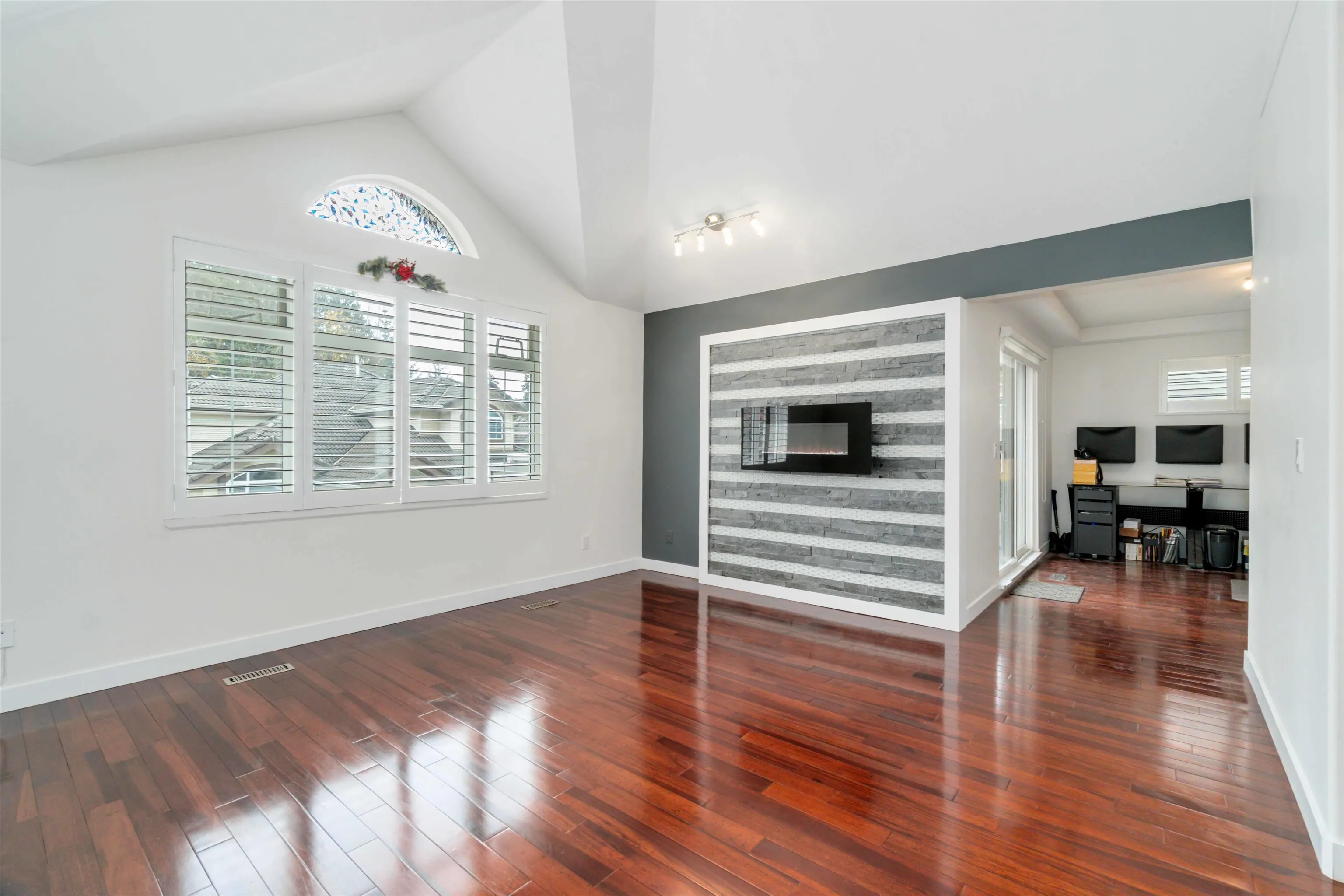 1633 Plateau Crescent