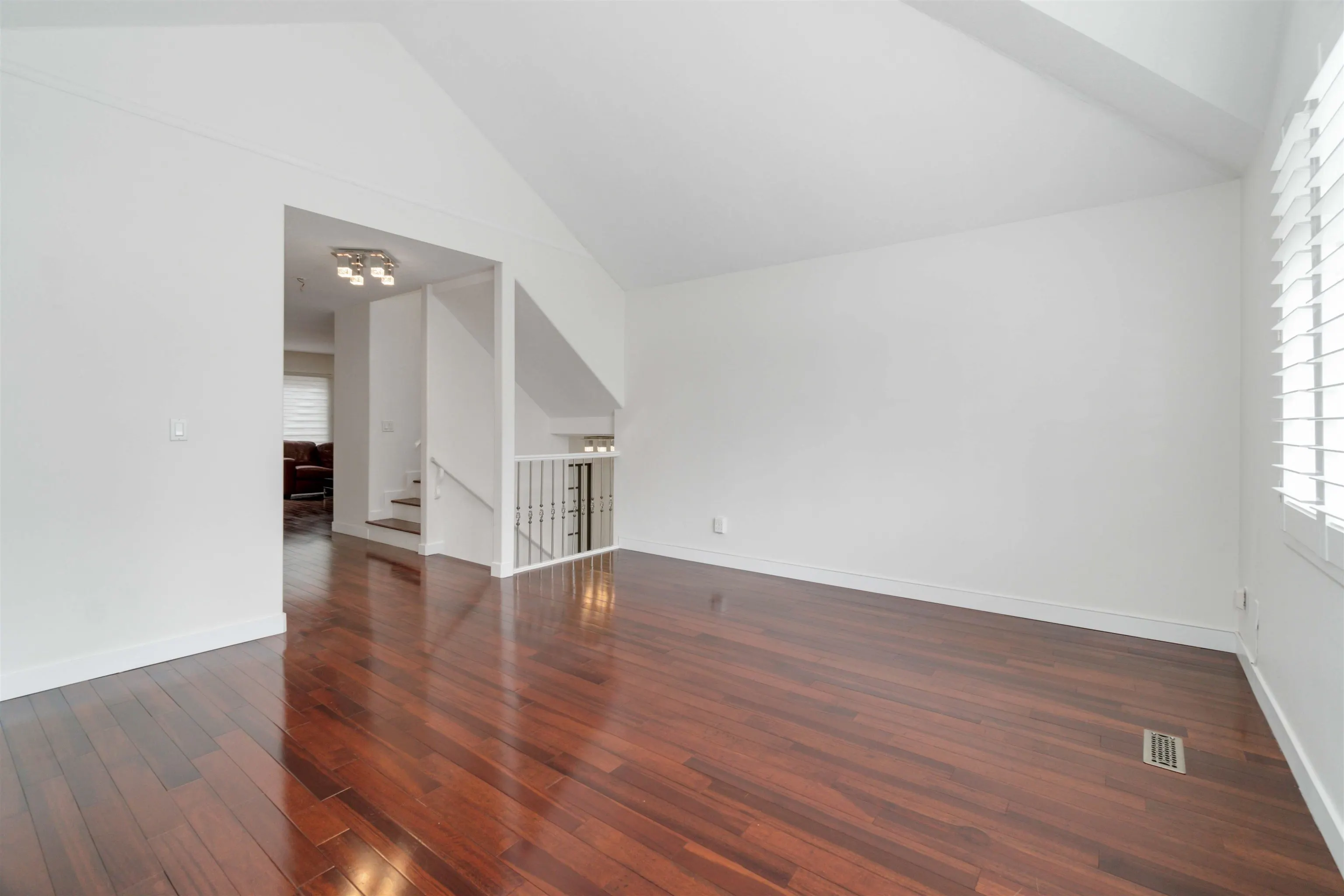 1633 Plateau Crescent
