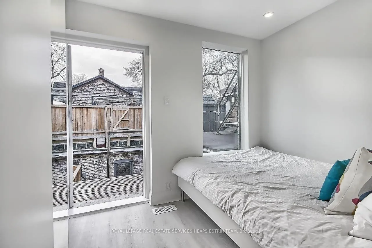 415 Dundas Street E, #Second Floor