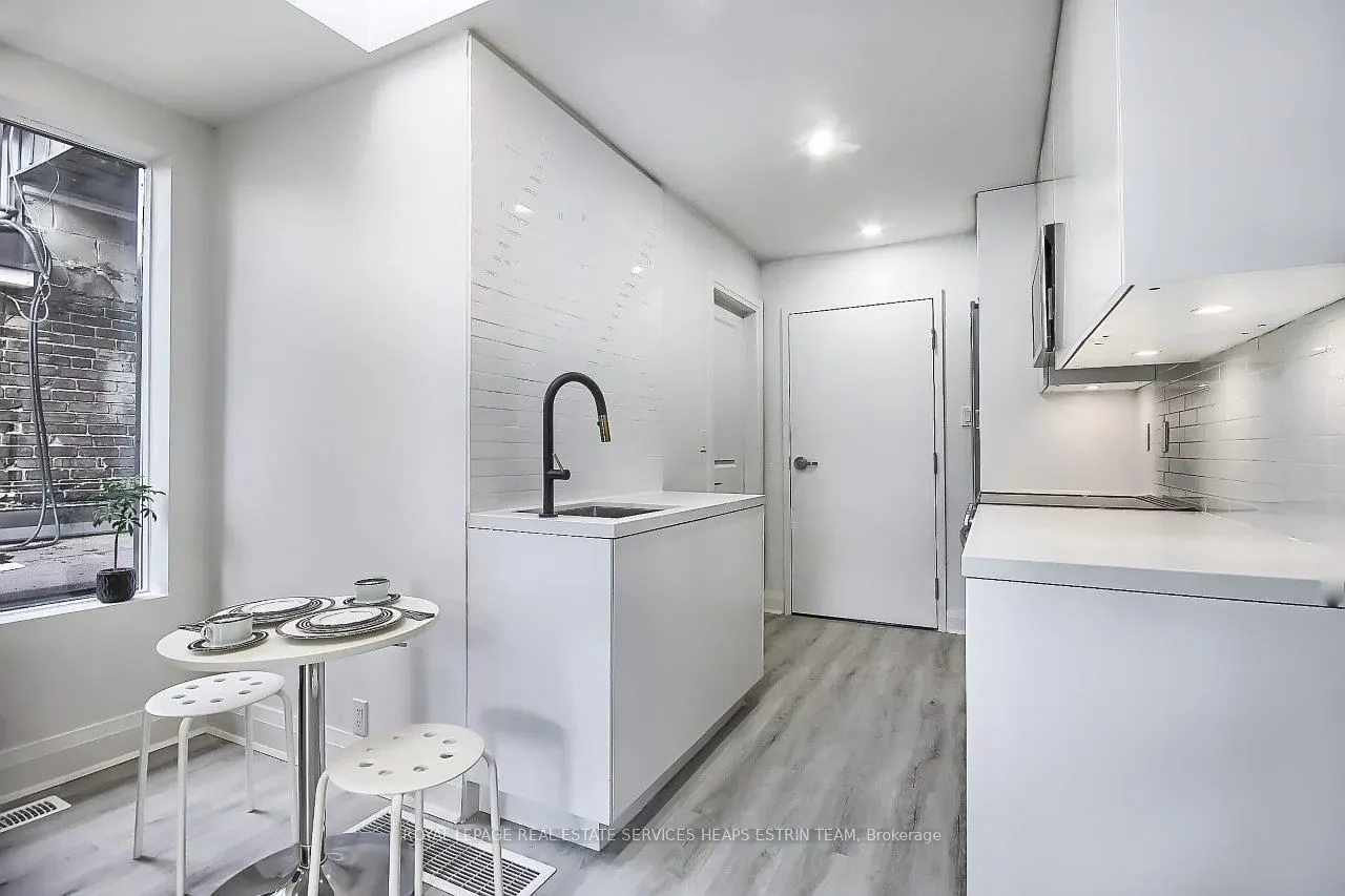 415 Dundas Street E, #Second Floor