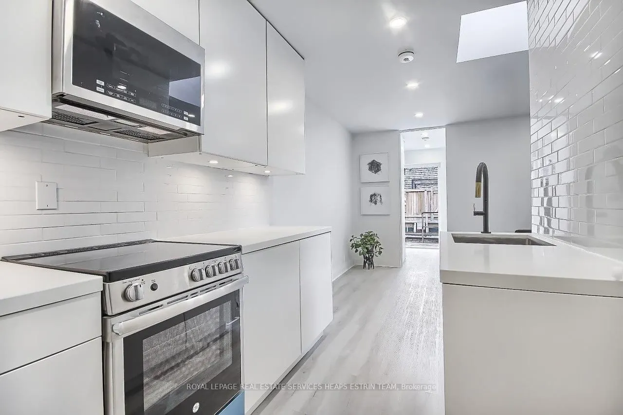 415 Dundas Street E, #Second Floor