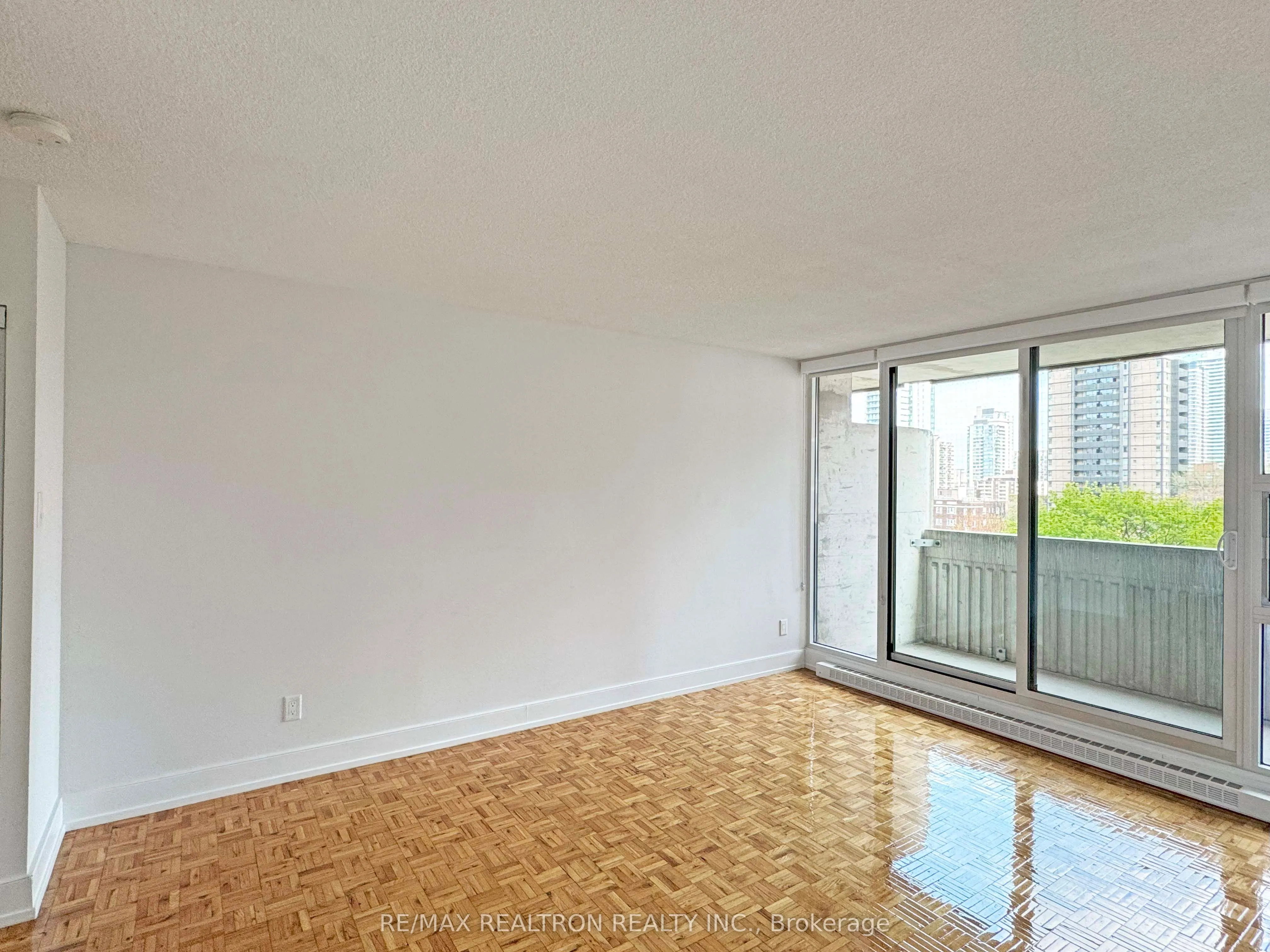 33 Isabella Street, #716