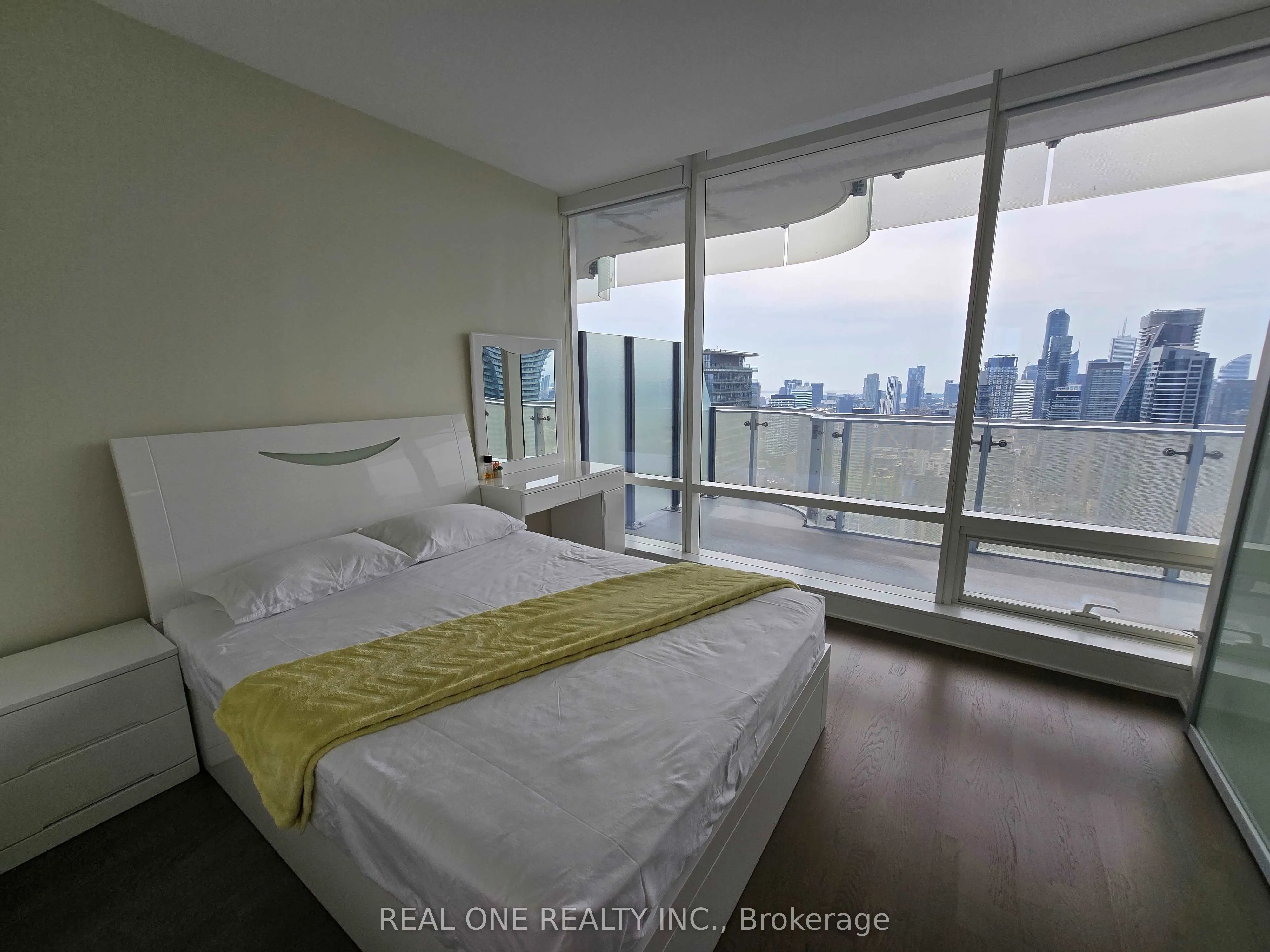 1 BLOOR Street E, #4205
