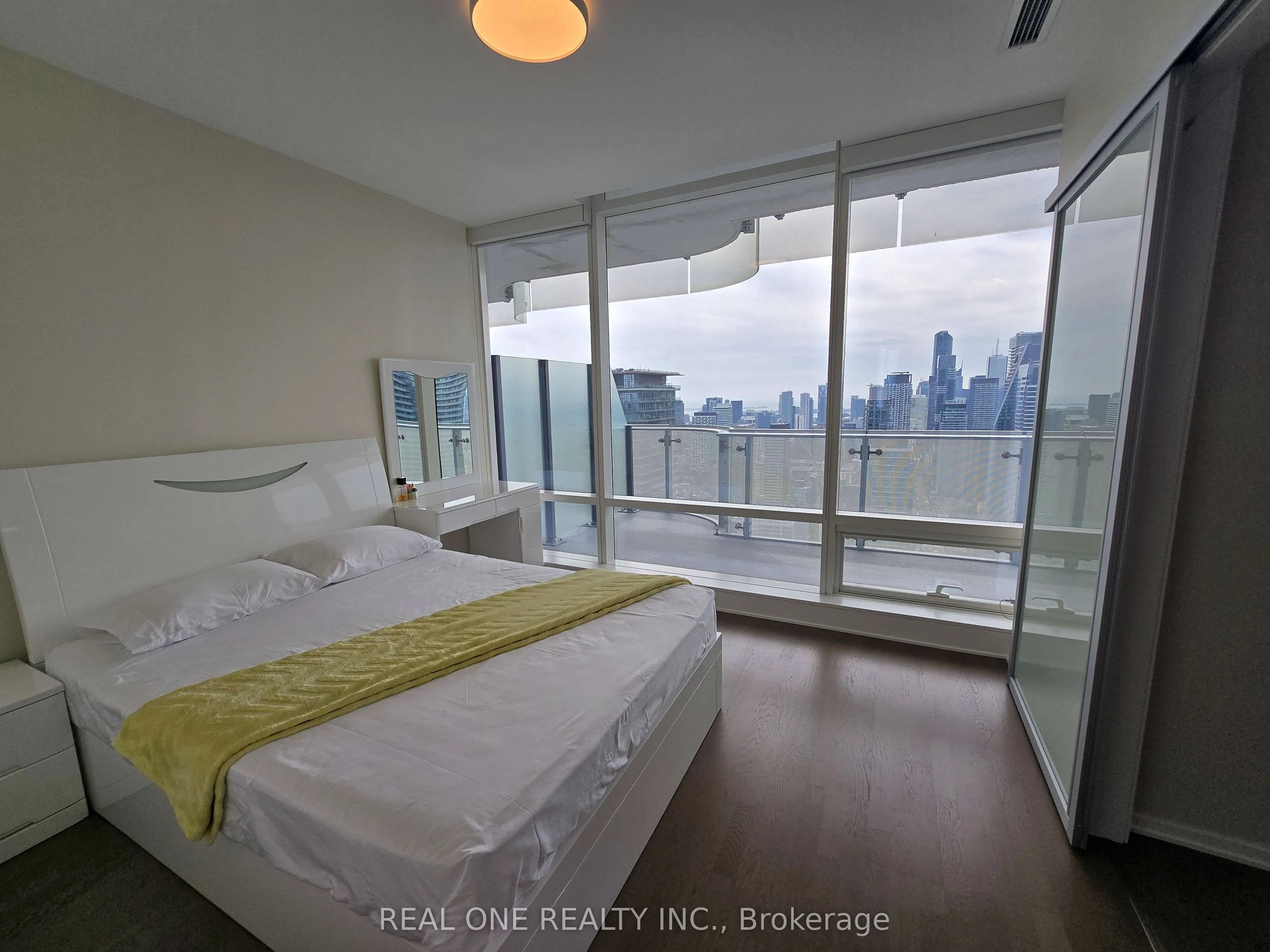 1 BLOOR Street E, #4205