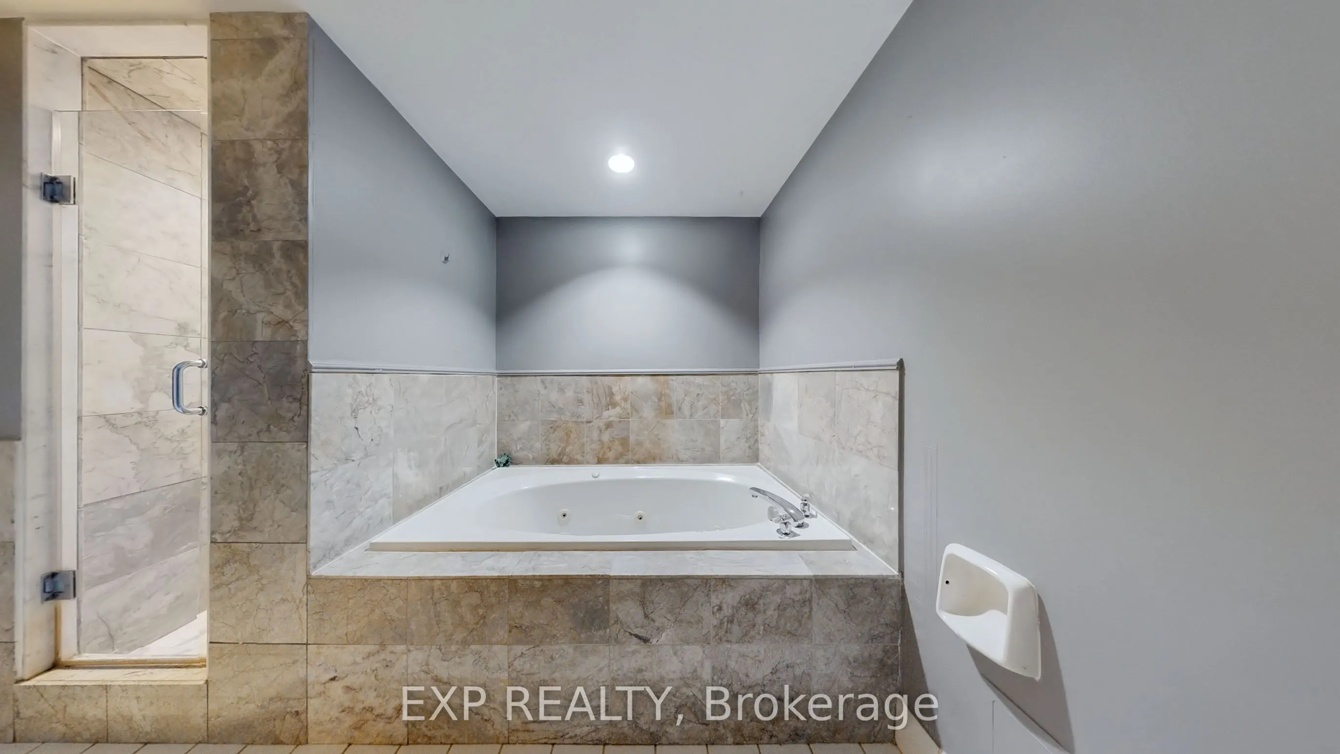 71 Simcoe Street, #1204