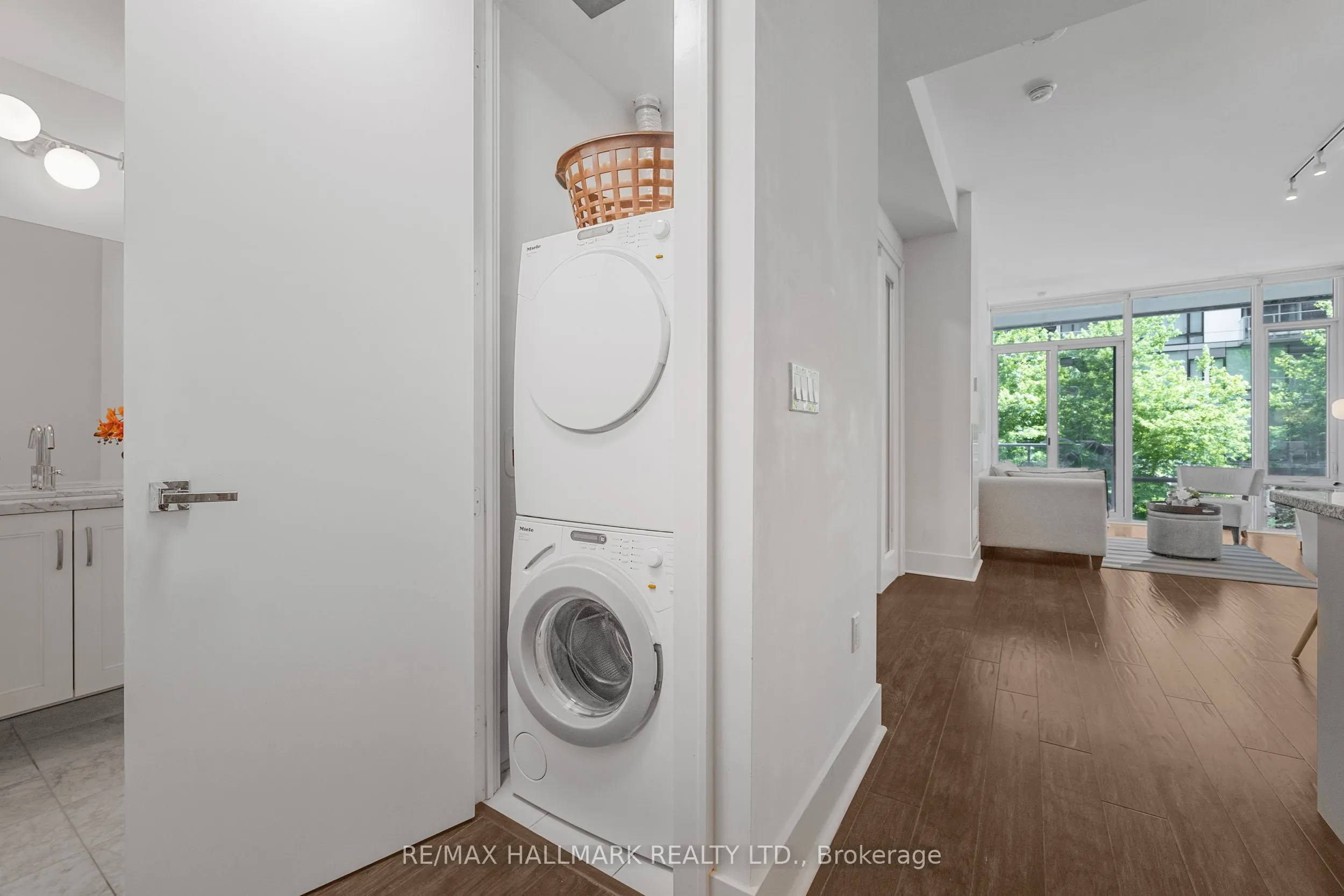 29 Queens Quay E, #318