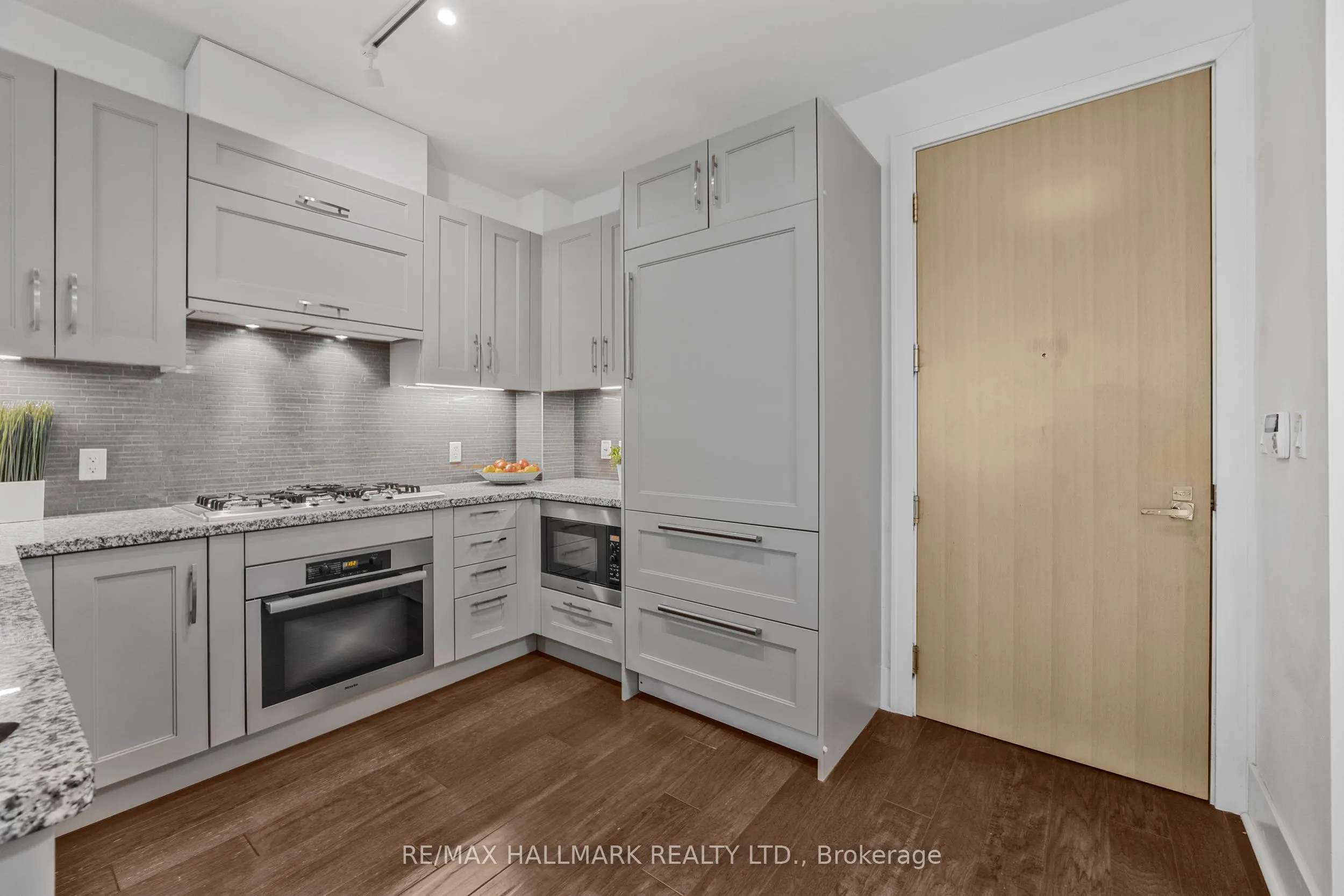 29 Queens Quay E, #318