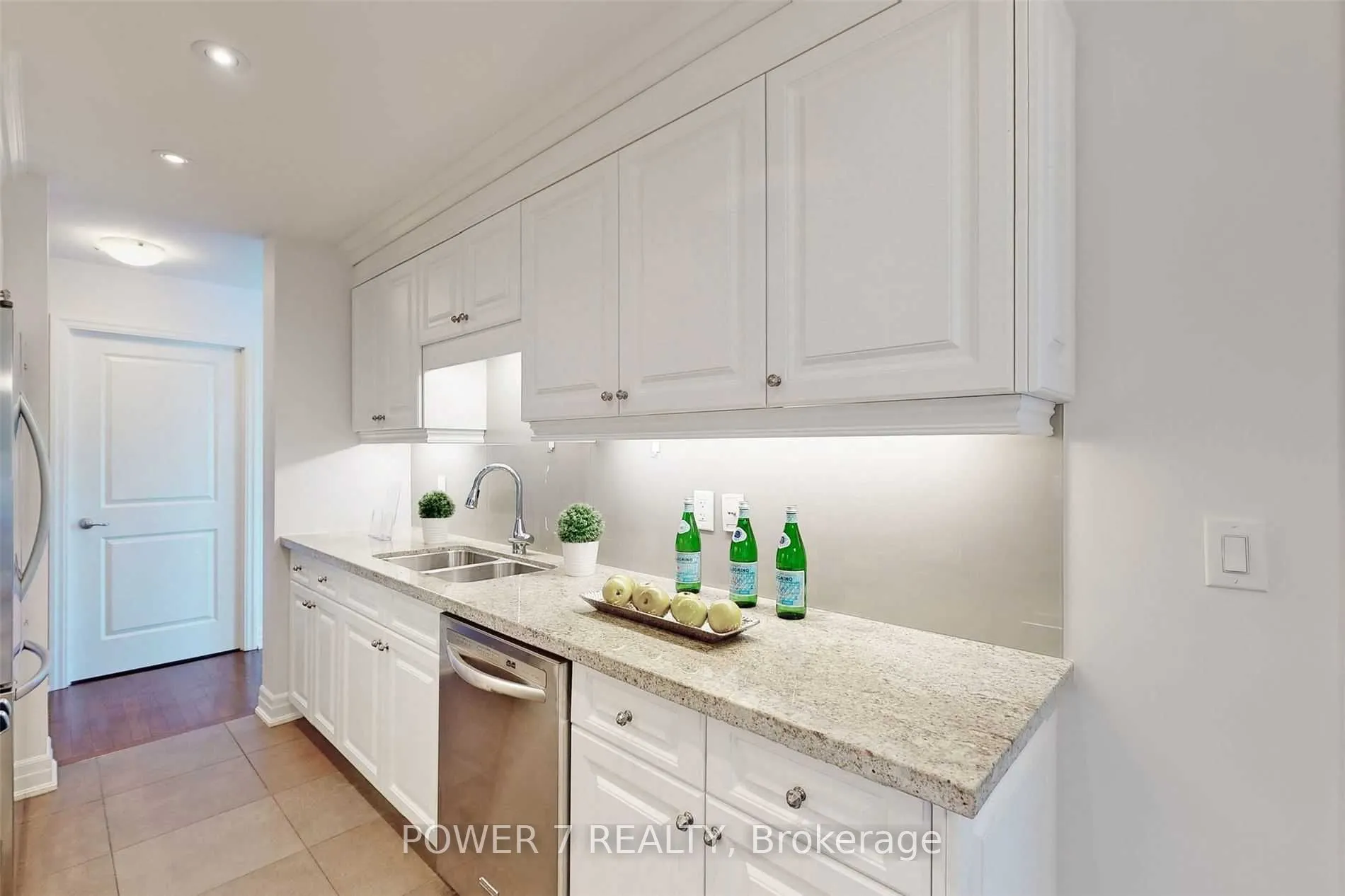 15 Rean Drive, #204