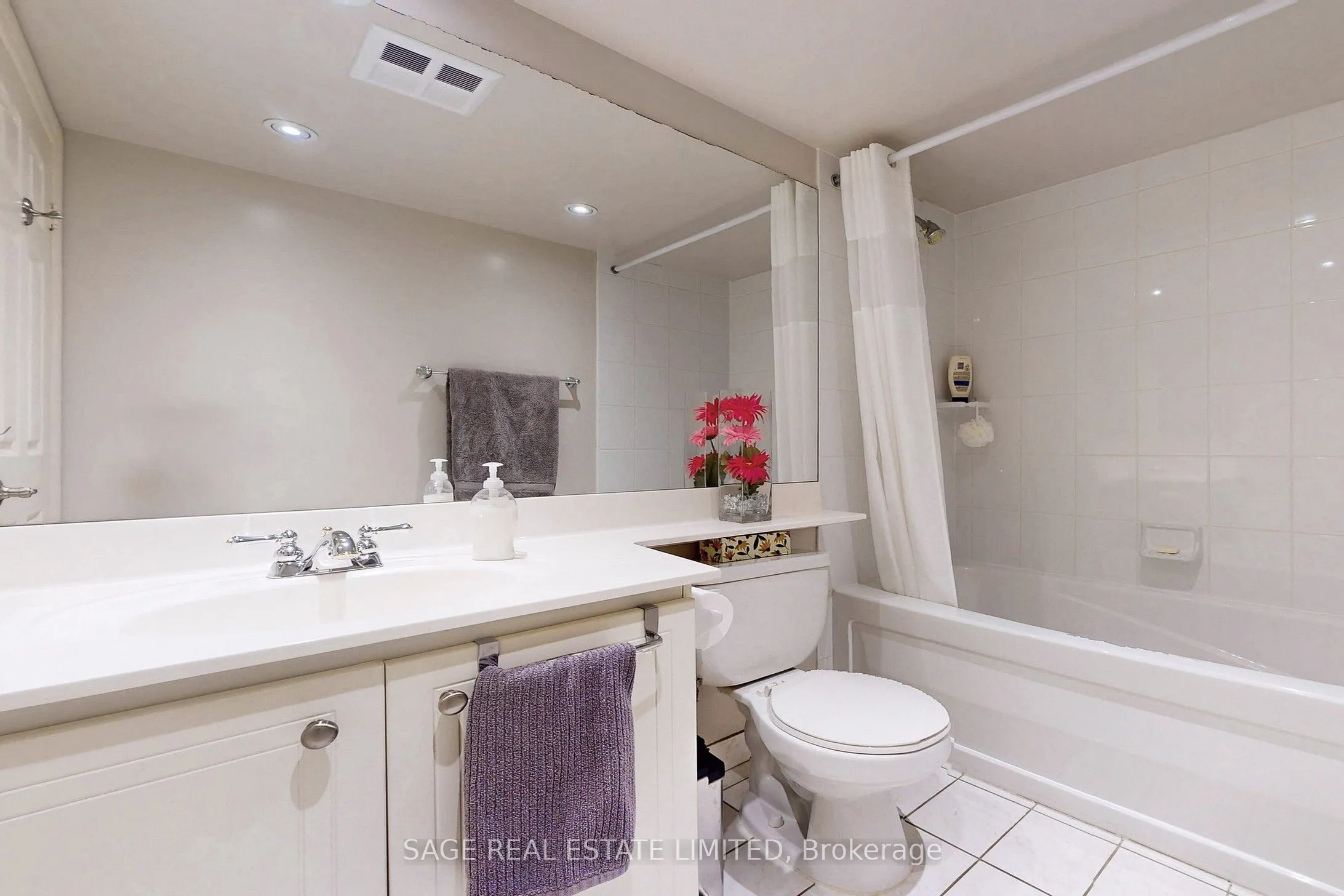 270 Wellington Street W, #1114