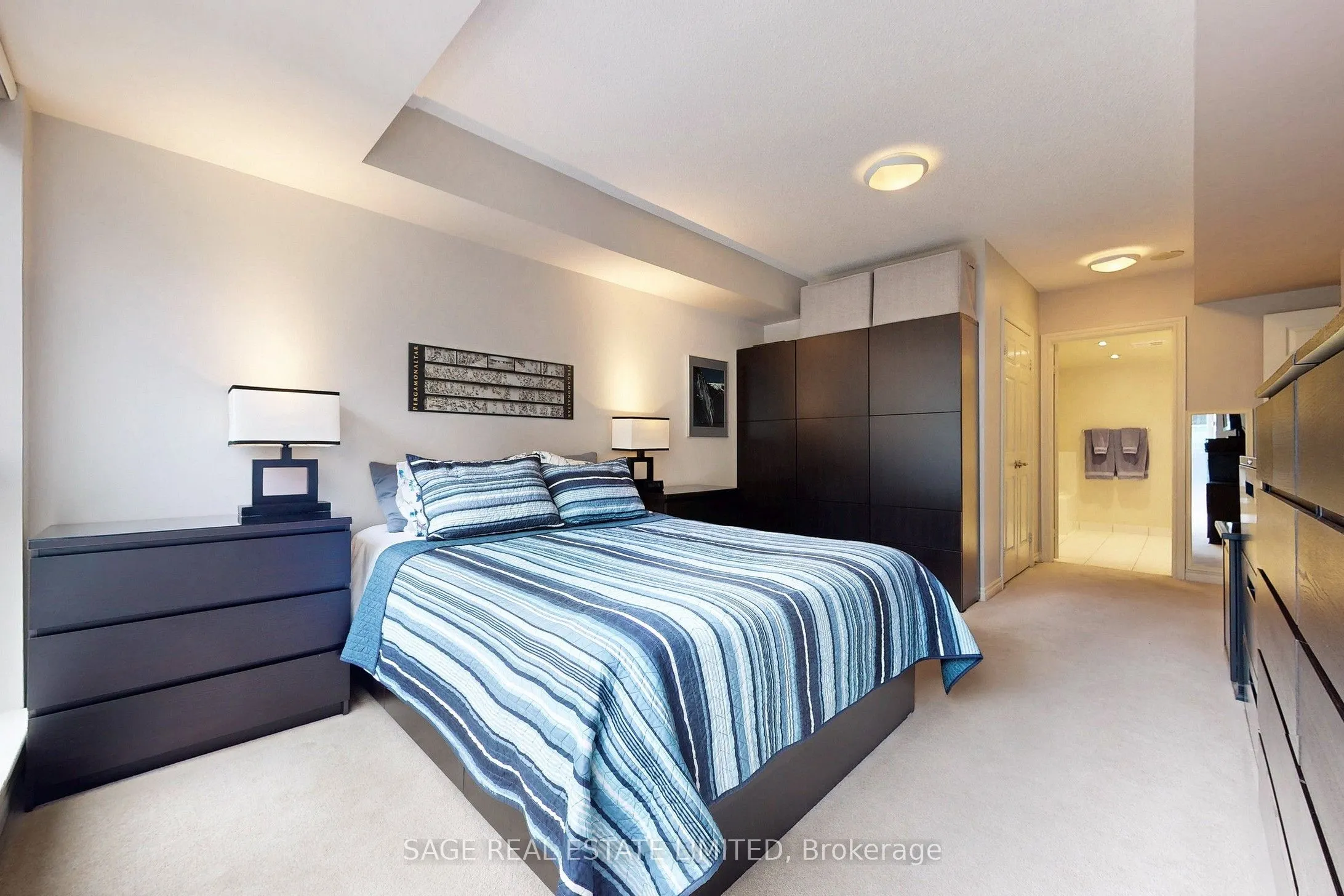 270 Wellington Street W, #1114