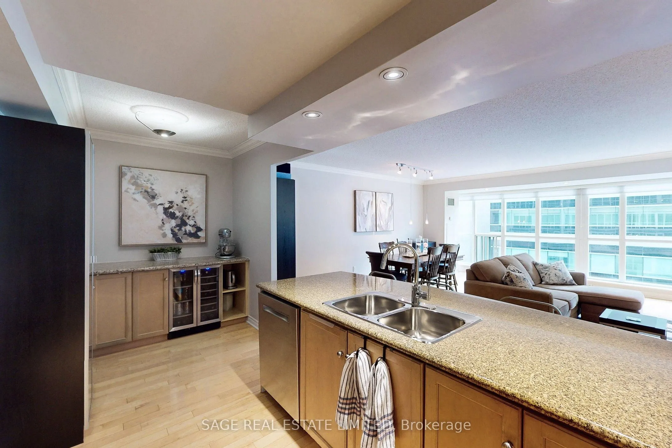 270 Wellington Street W, #1114