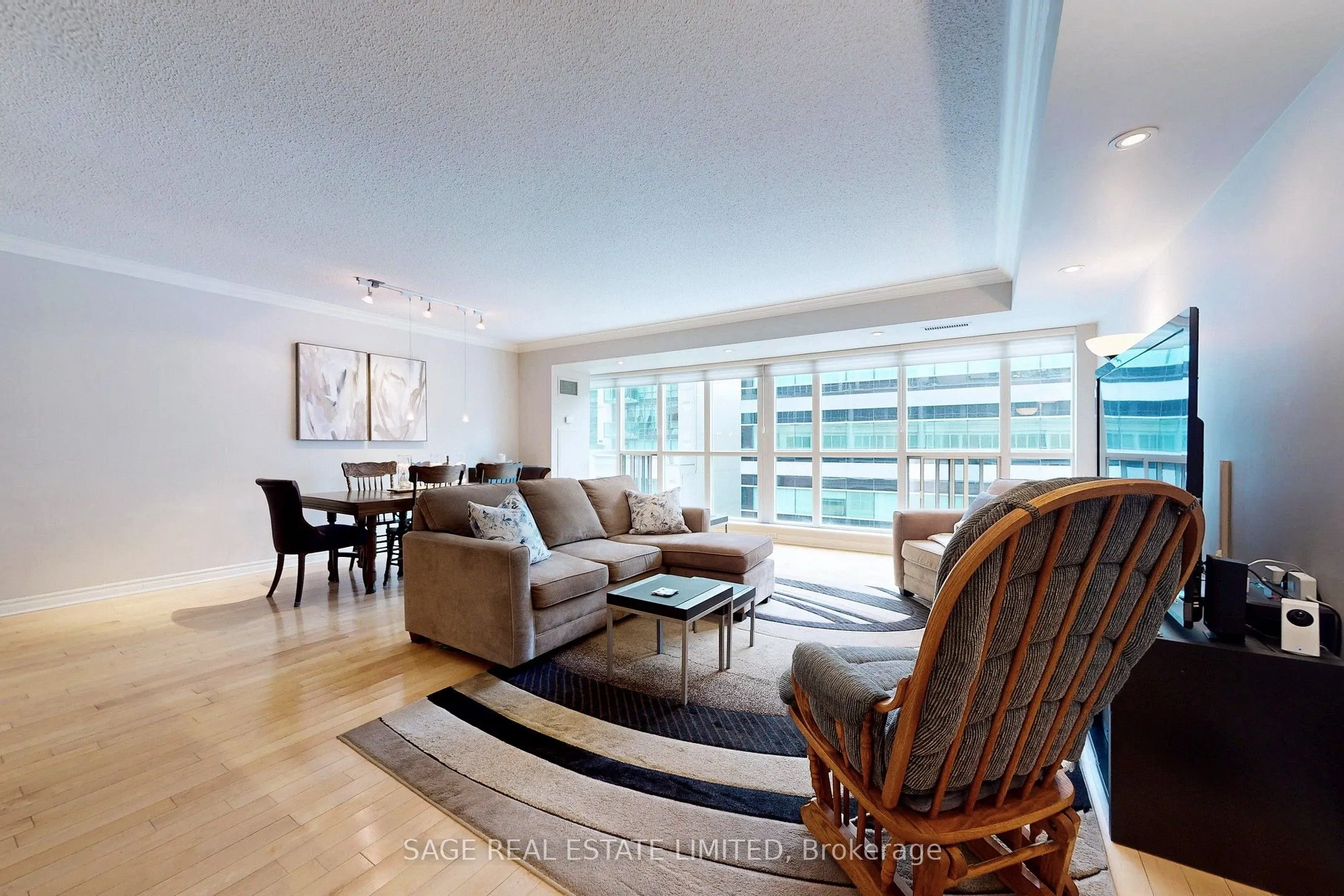 270 Wellington Street W, #1114