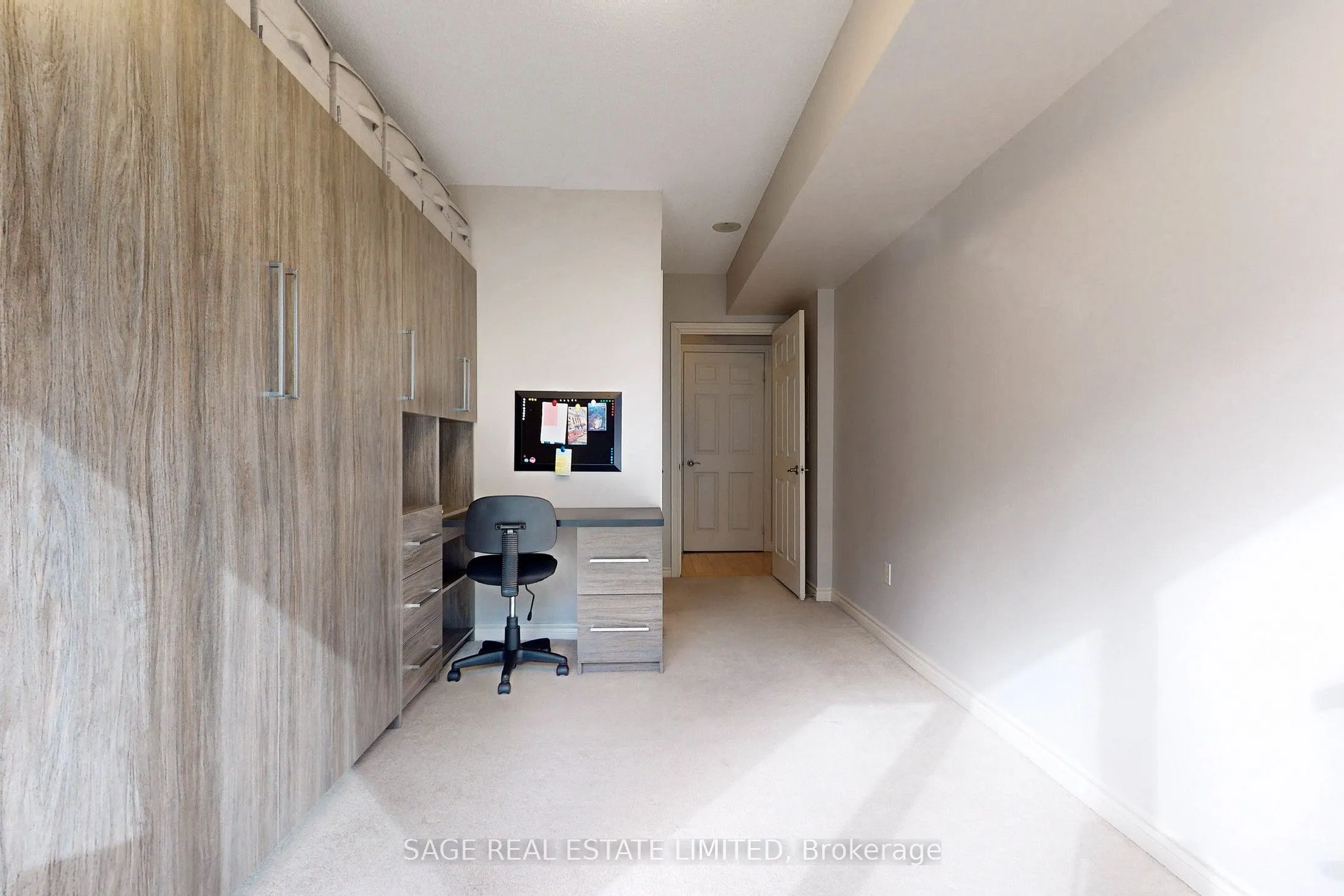 270 Wellington Street W, #1114
