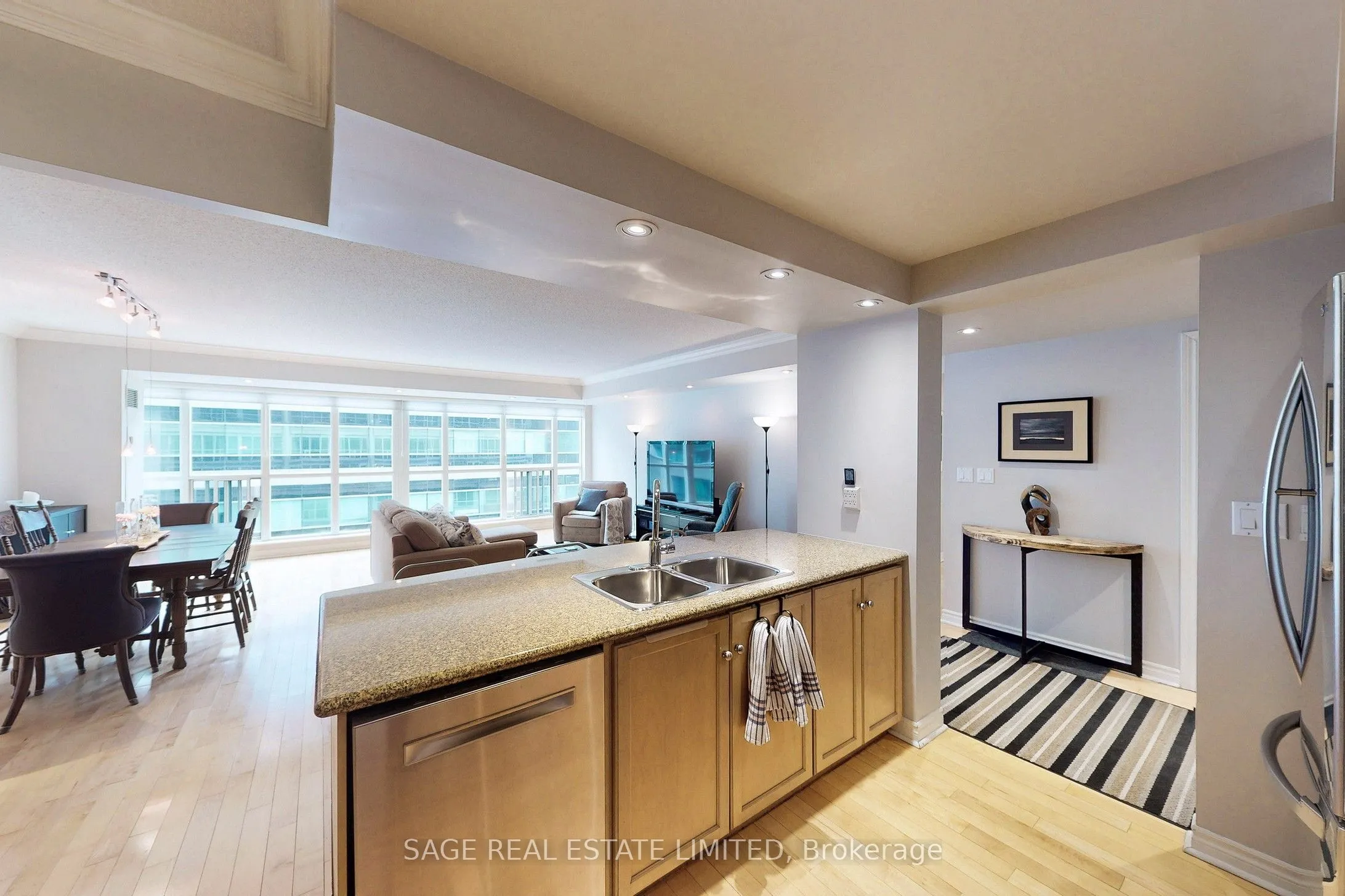 270 Wellington Street W, #1114