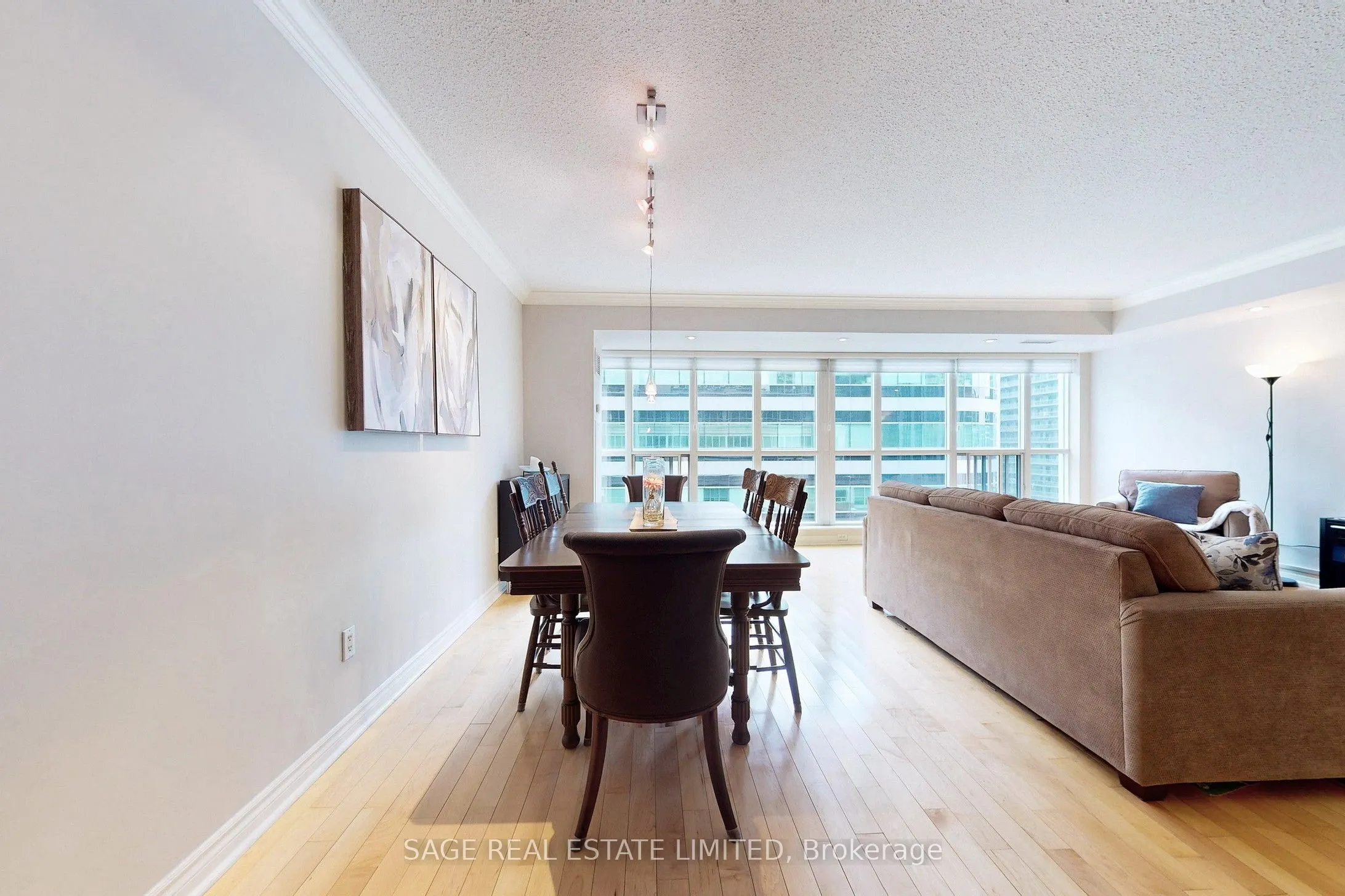 270 Wellington Street W, #1114
