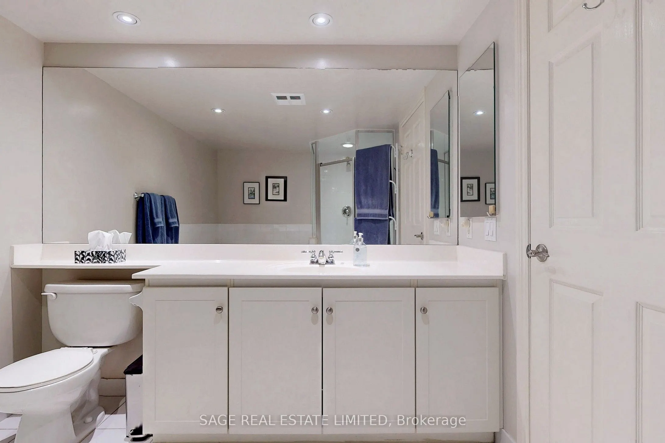 270 Wellington Street W, #1114